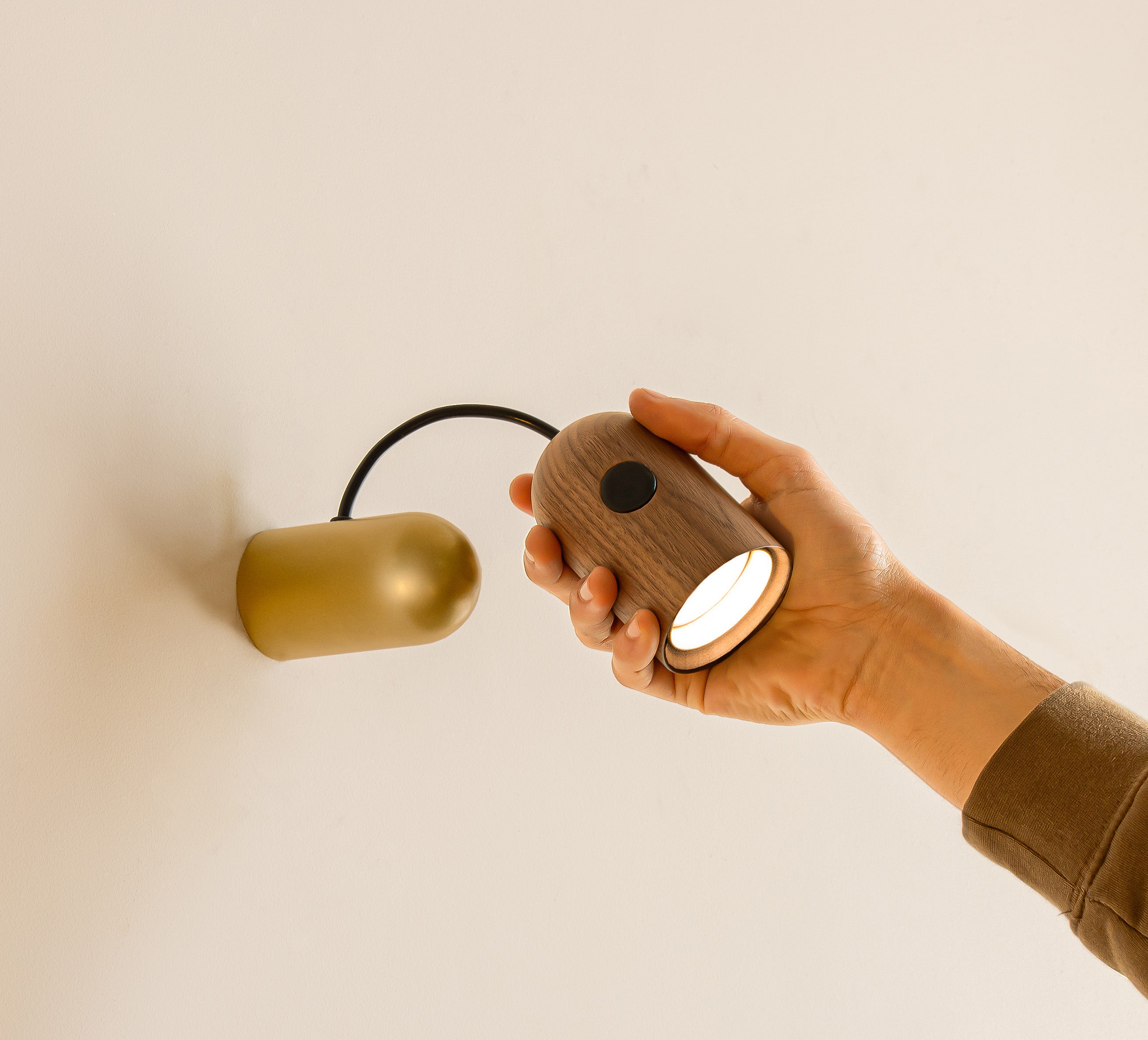 Wandleuchte ONFA aus Nussbaumholz mit messingfarbener Oberfläche