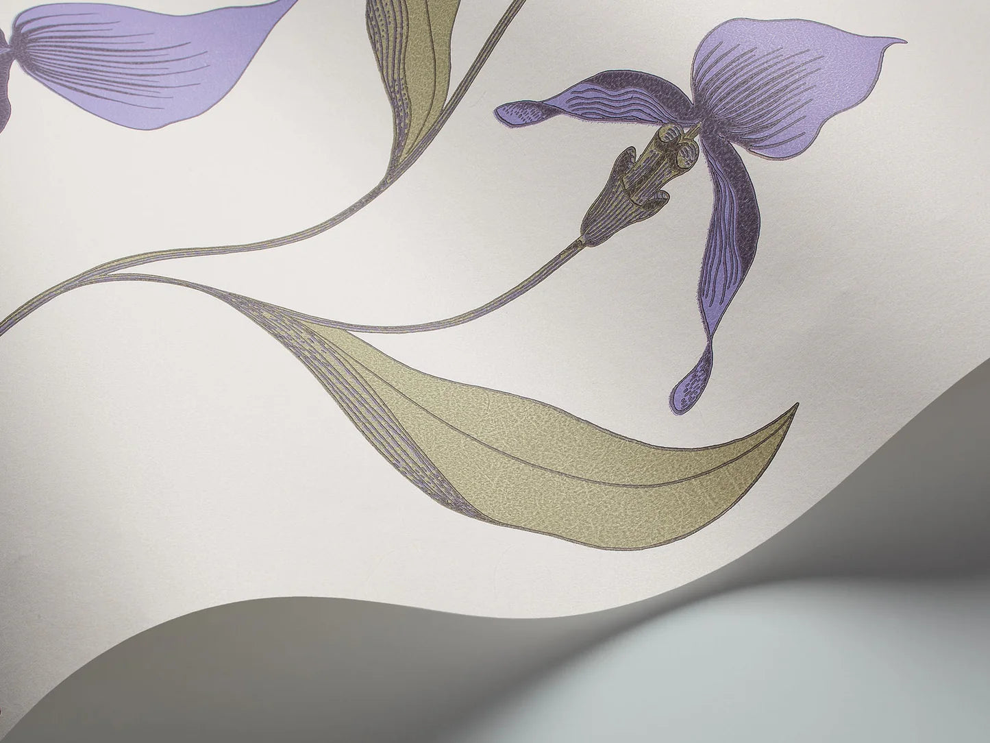 Behang met een plantmotief van orchideeën CONTEMPORARY COLLECTION - ORCHID olijfgroen met paars