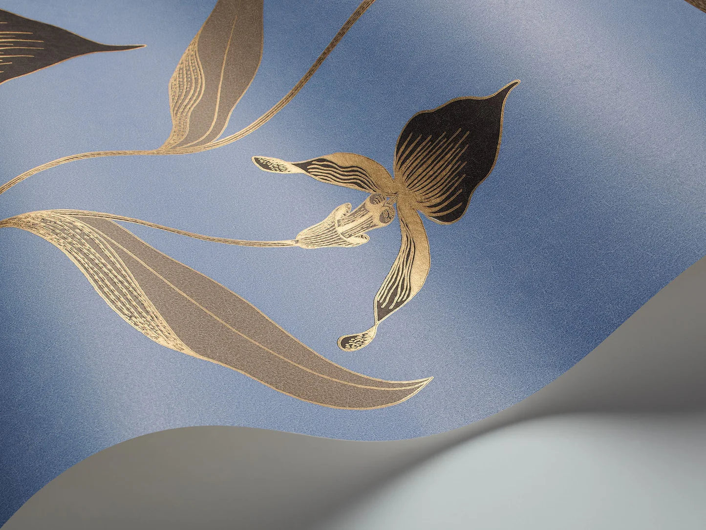 Behang met een plantmotief van orchideeën CONTEMPORARY COLLECTION - ORCHID blauw met goud
