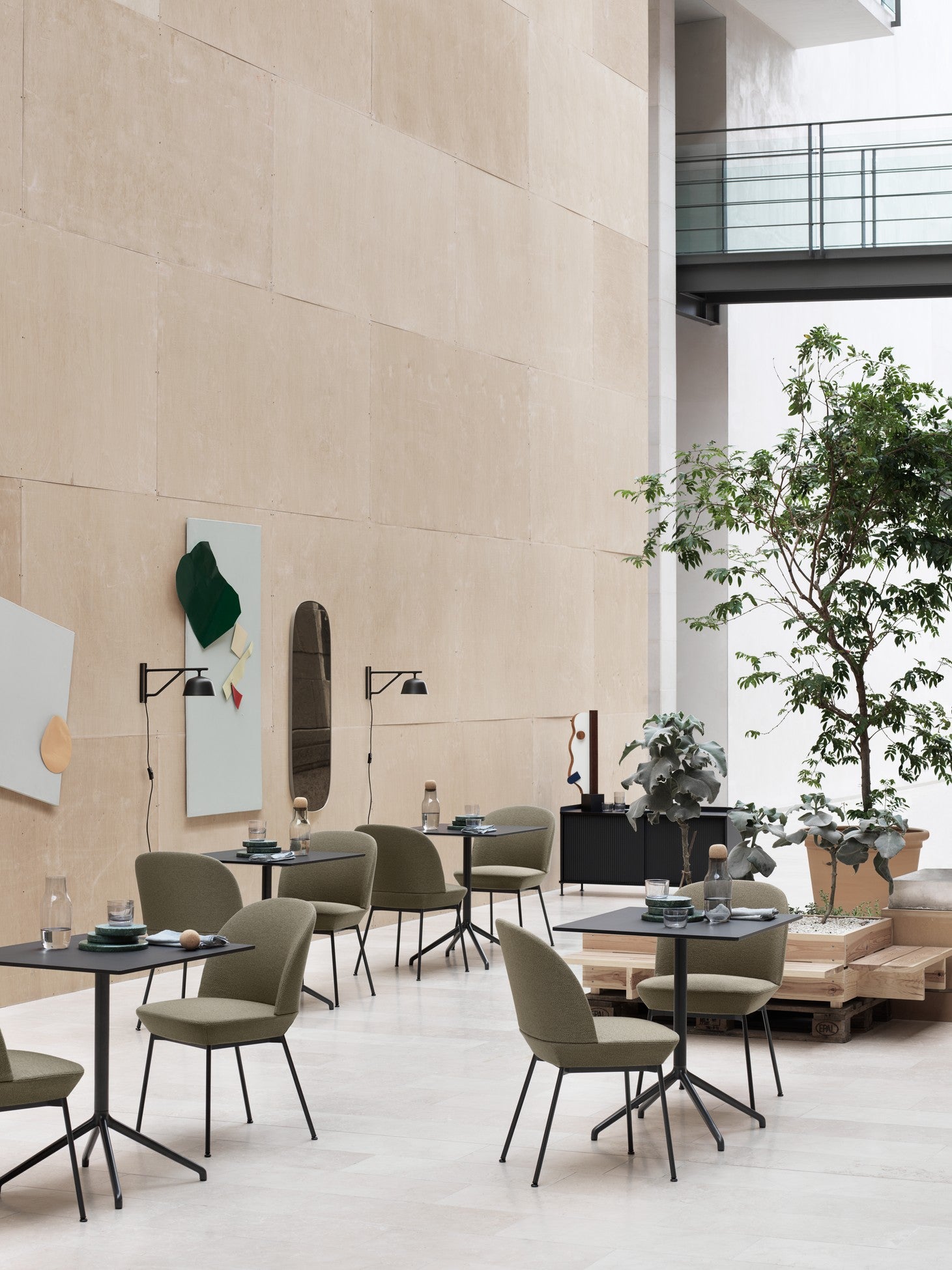Ronde bar tafel STILL met gebroken wit blad en zwarte basis