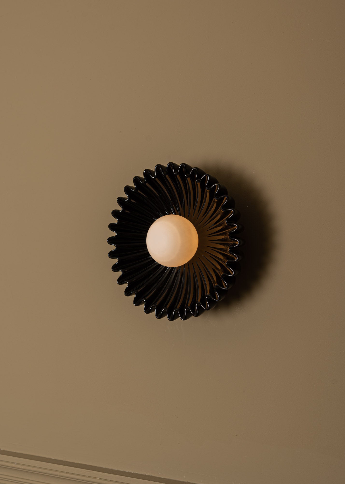 Wandlampe aus Keramik OSTRO schwarz