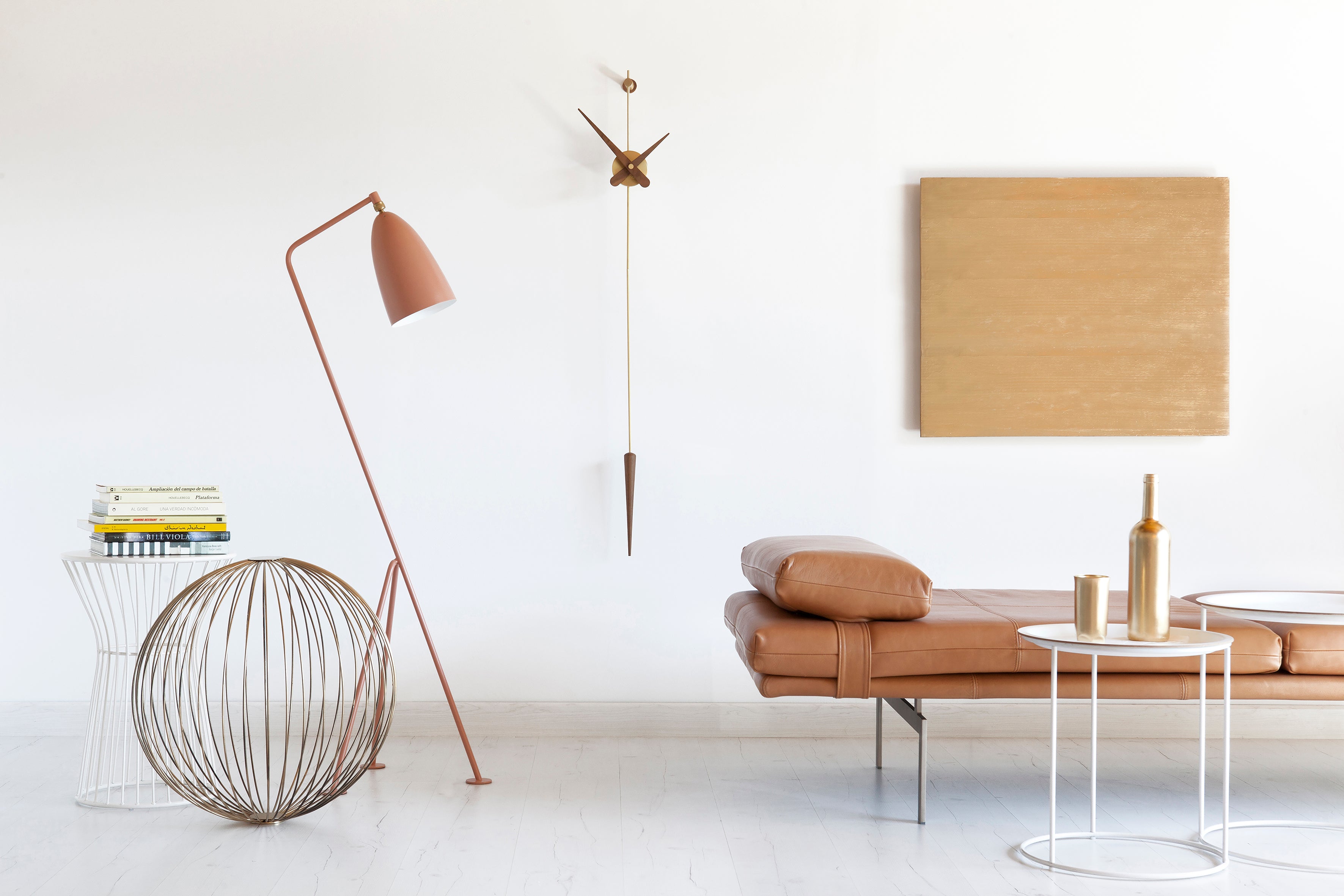 PUNTO Y COMA wall clock in walnut wood with brass