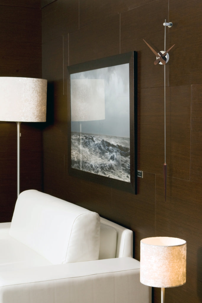 Wandklok PUNTO Y COMA notenhout met chroom