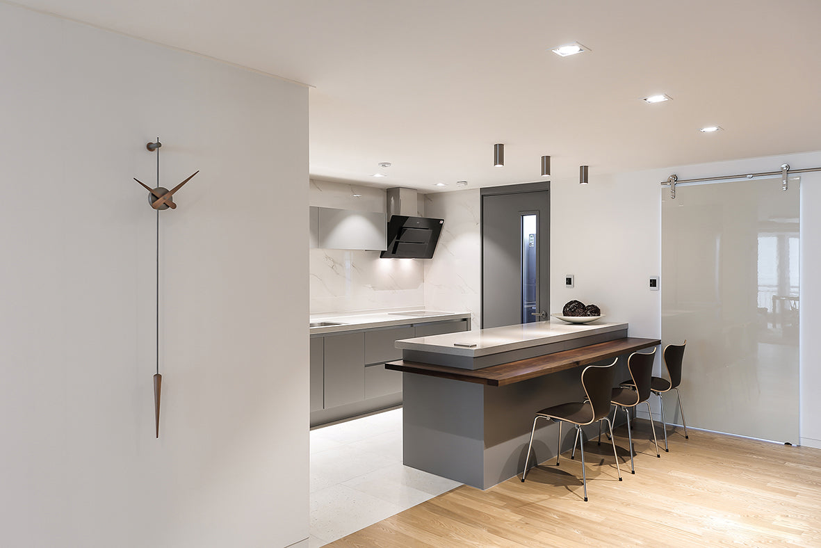 Wandklok PUNTO Y COMA notenhout met grafiet