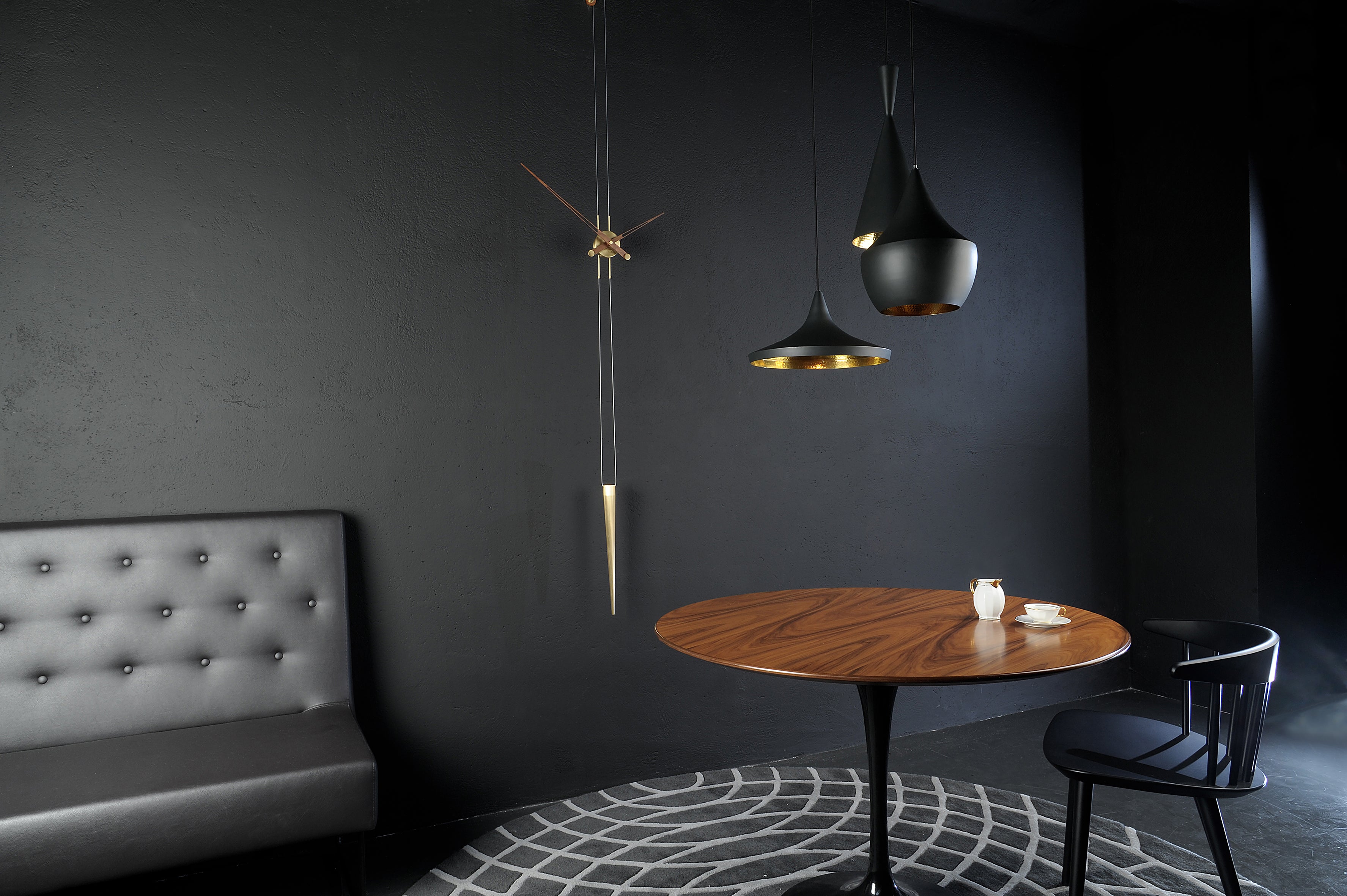 Wanduhr PENDULO aus Nussbaumholz mit Messing