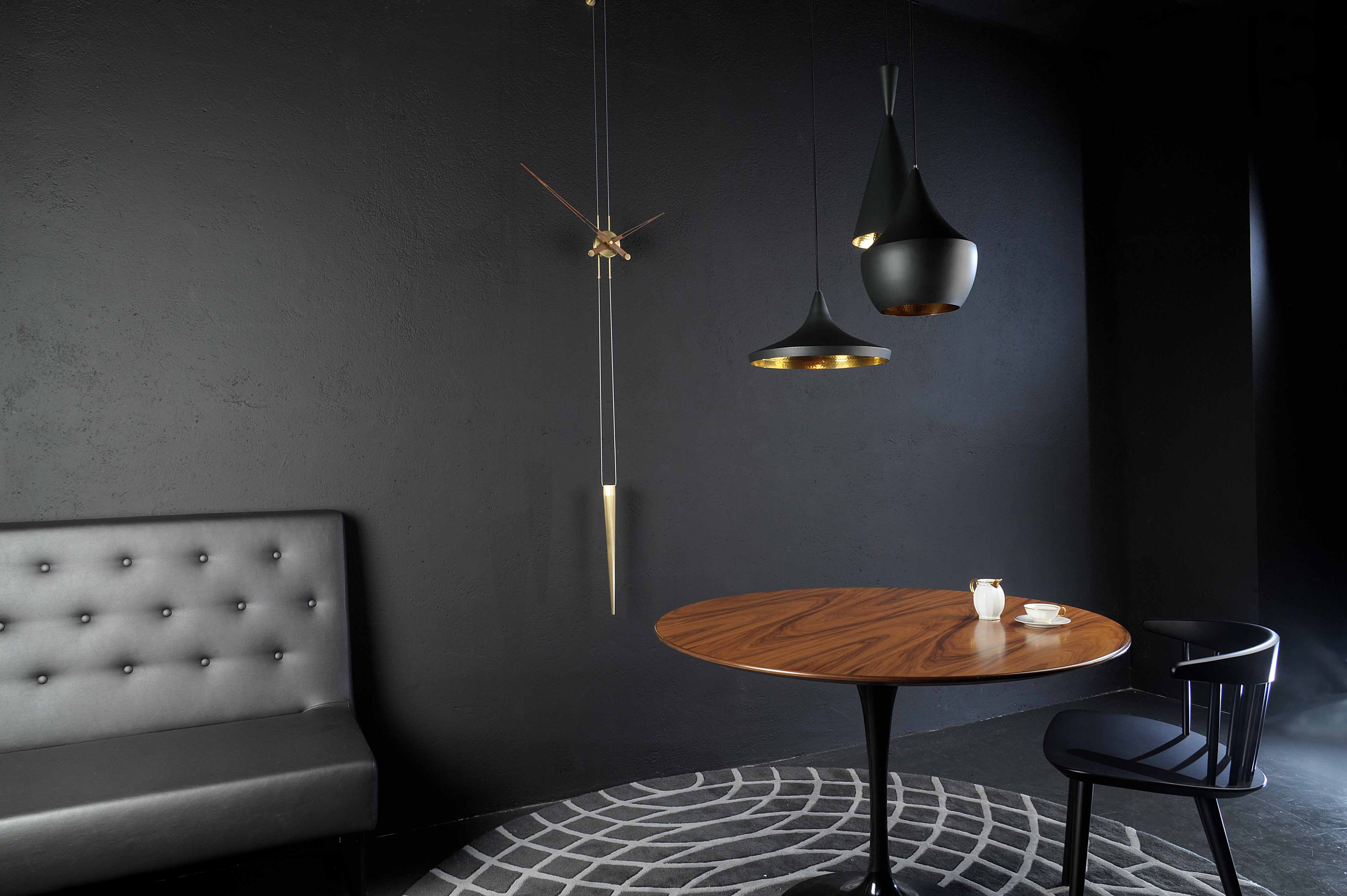 Wanduhr PENDULO aus Nussbaumholz mit Messing