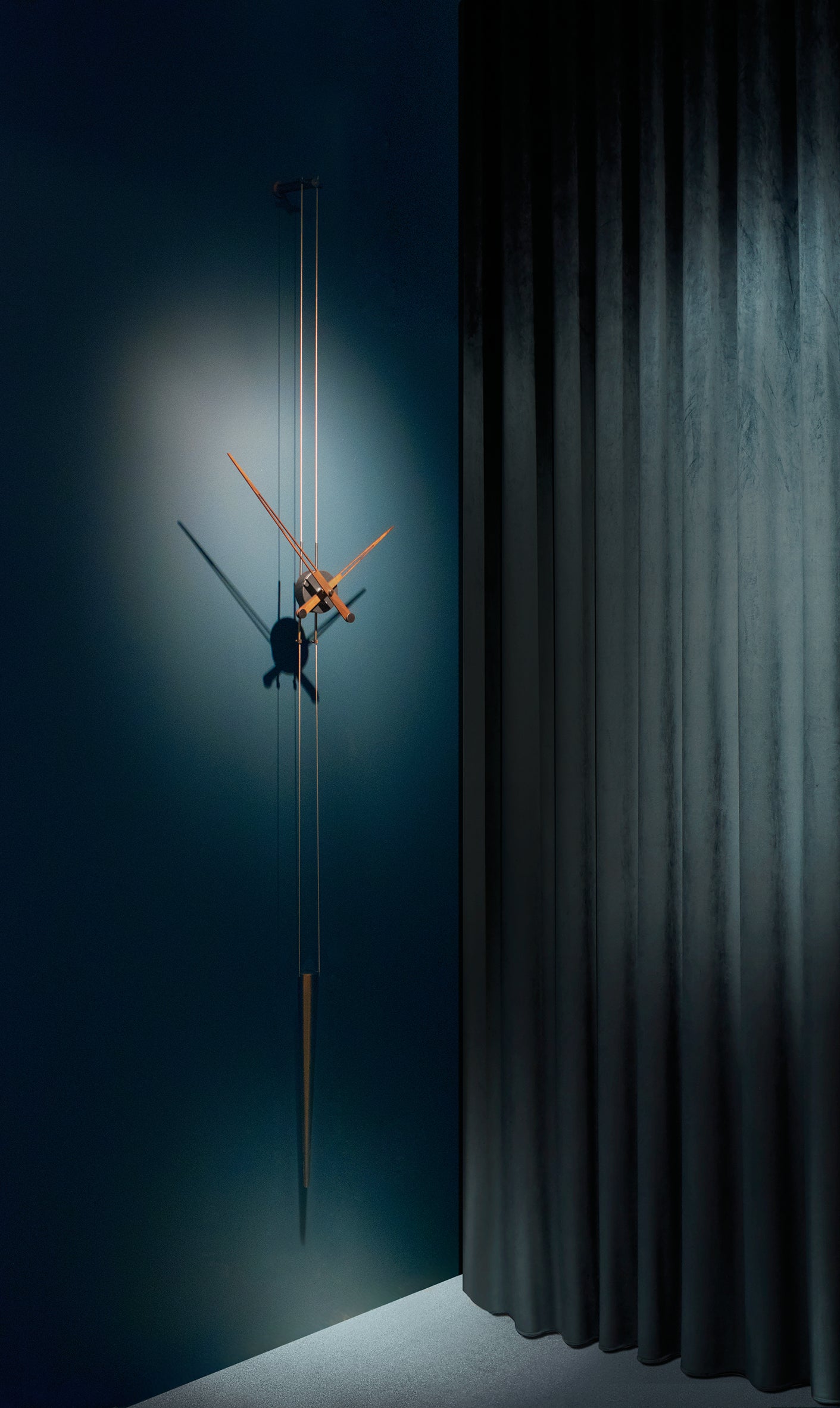 Hangende klok PENDULO van notenhout met grafietkleur