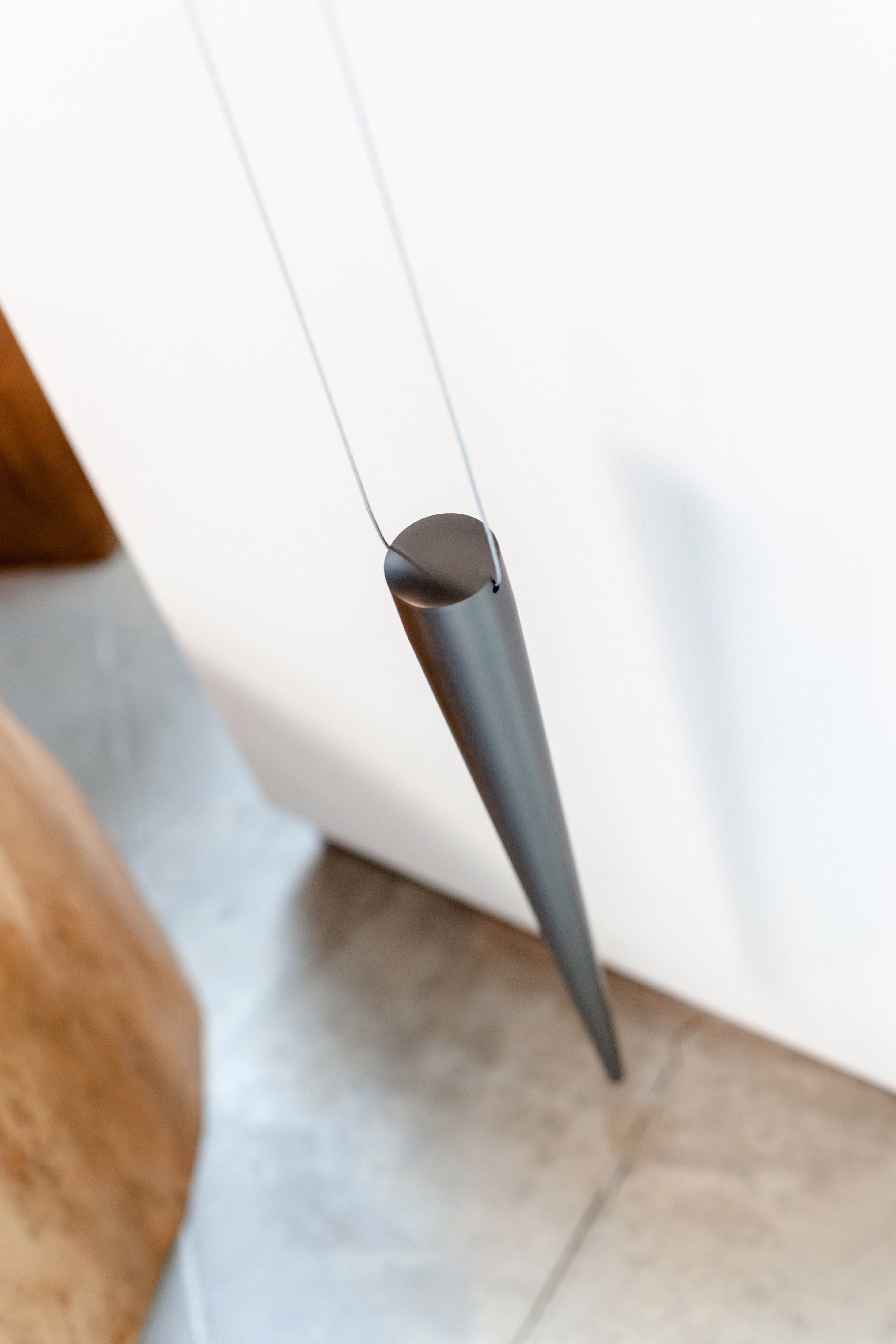 Hangende klok PENDULO van notenhout met grafietkleur