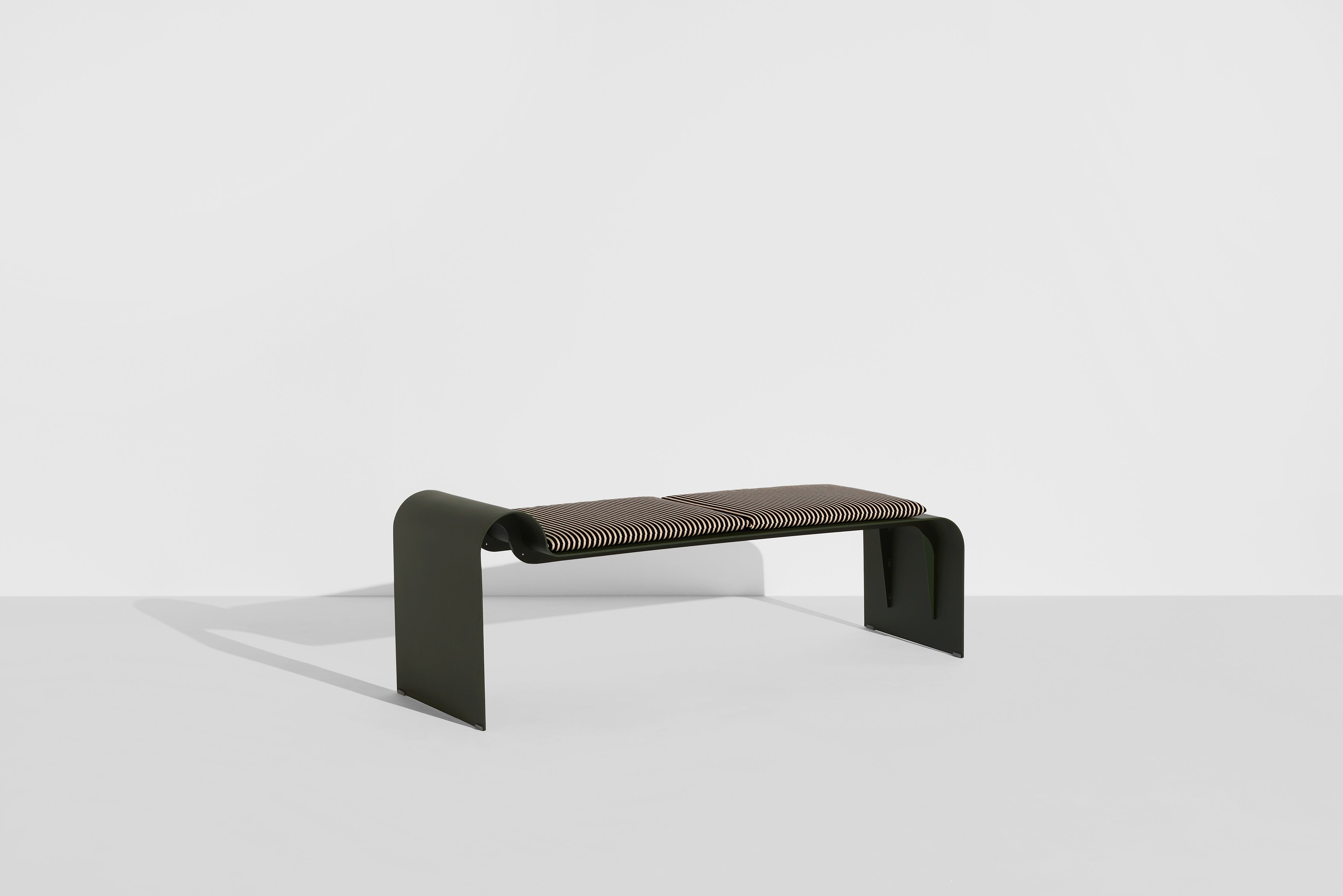 ECLIPSE bank in donkergroen met gestreepte kussen