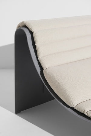 ECLIPSE ligstoel grijs met een crèmekleurig kussen