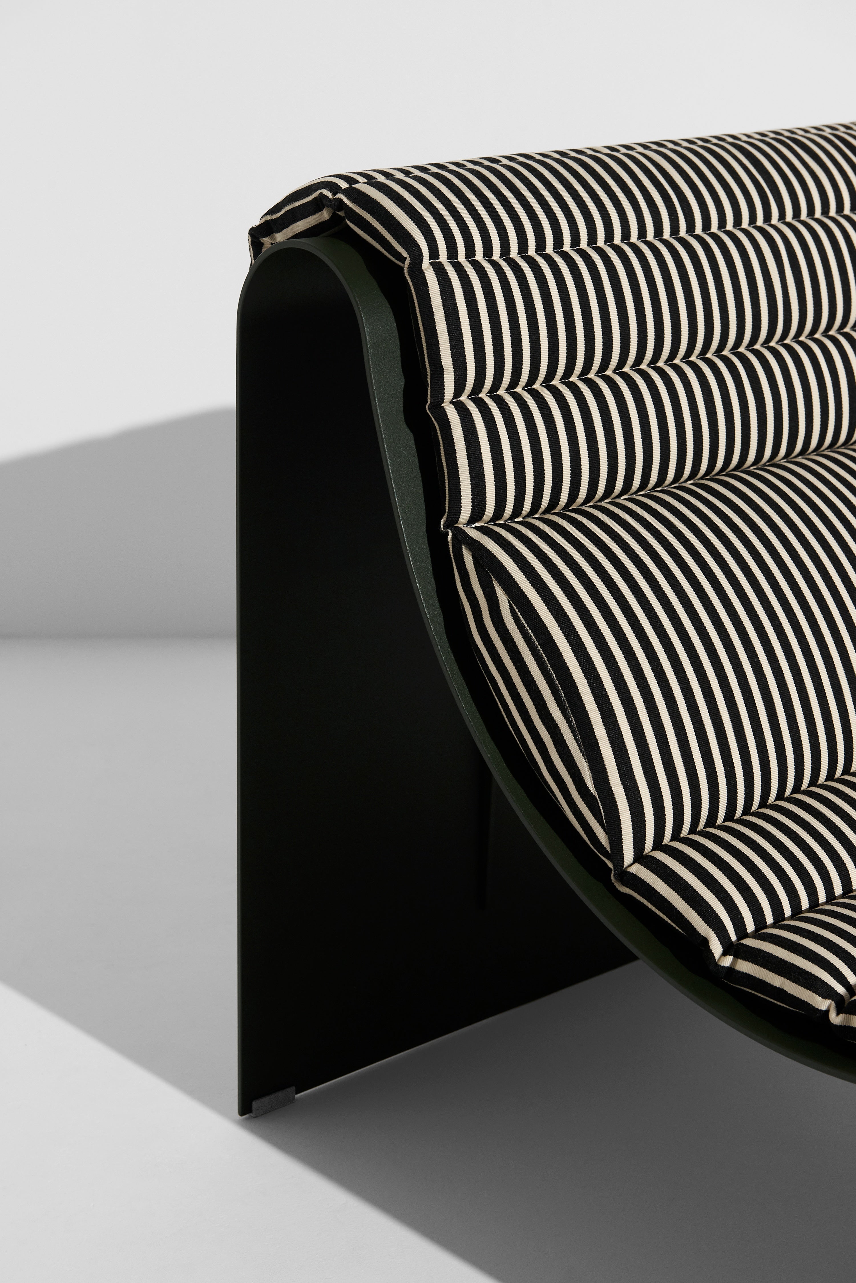 ECLIPSE fauteuil donkergroen met gestreepte kussen