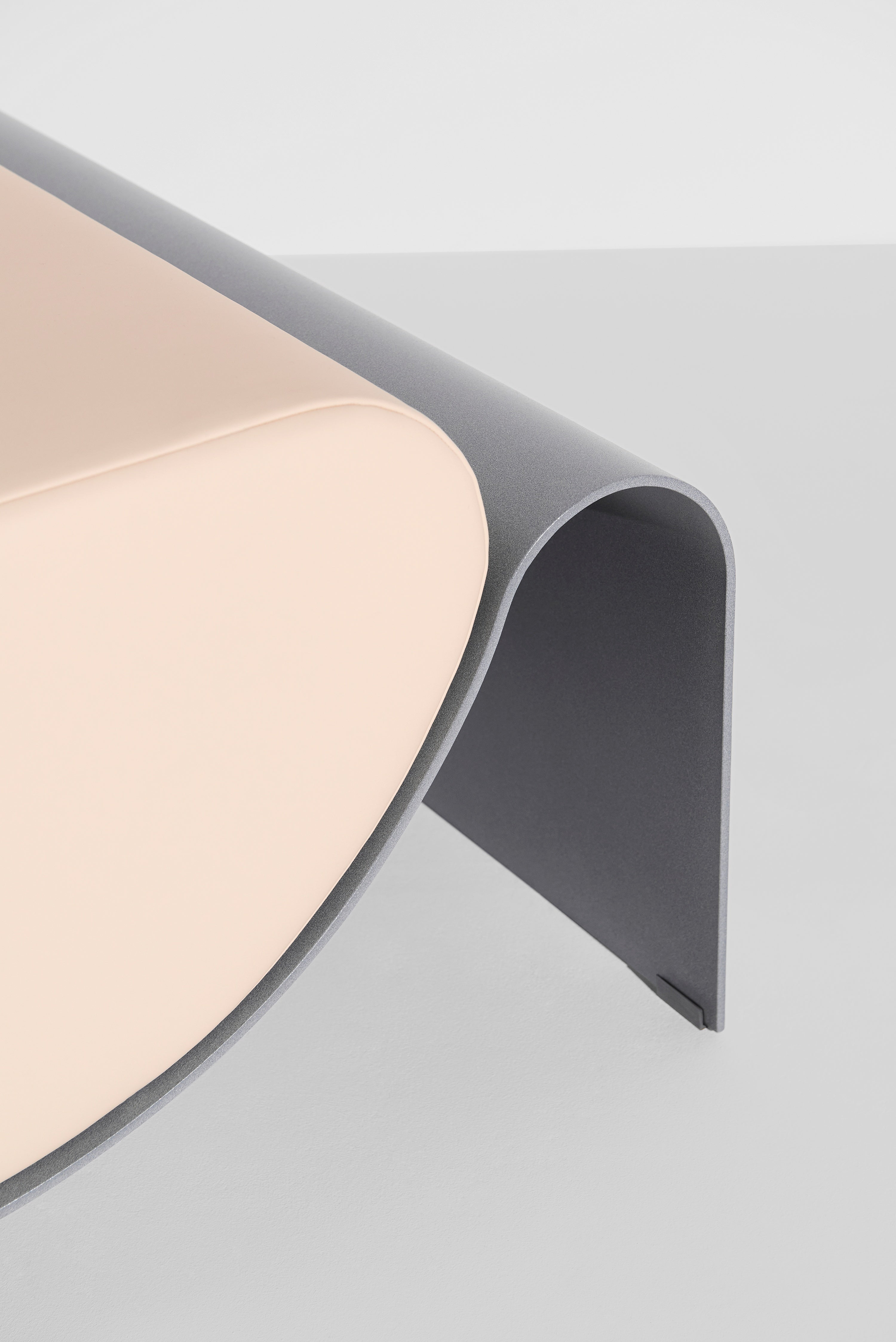 Puf ECLIPSE grijs met een beige kussen