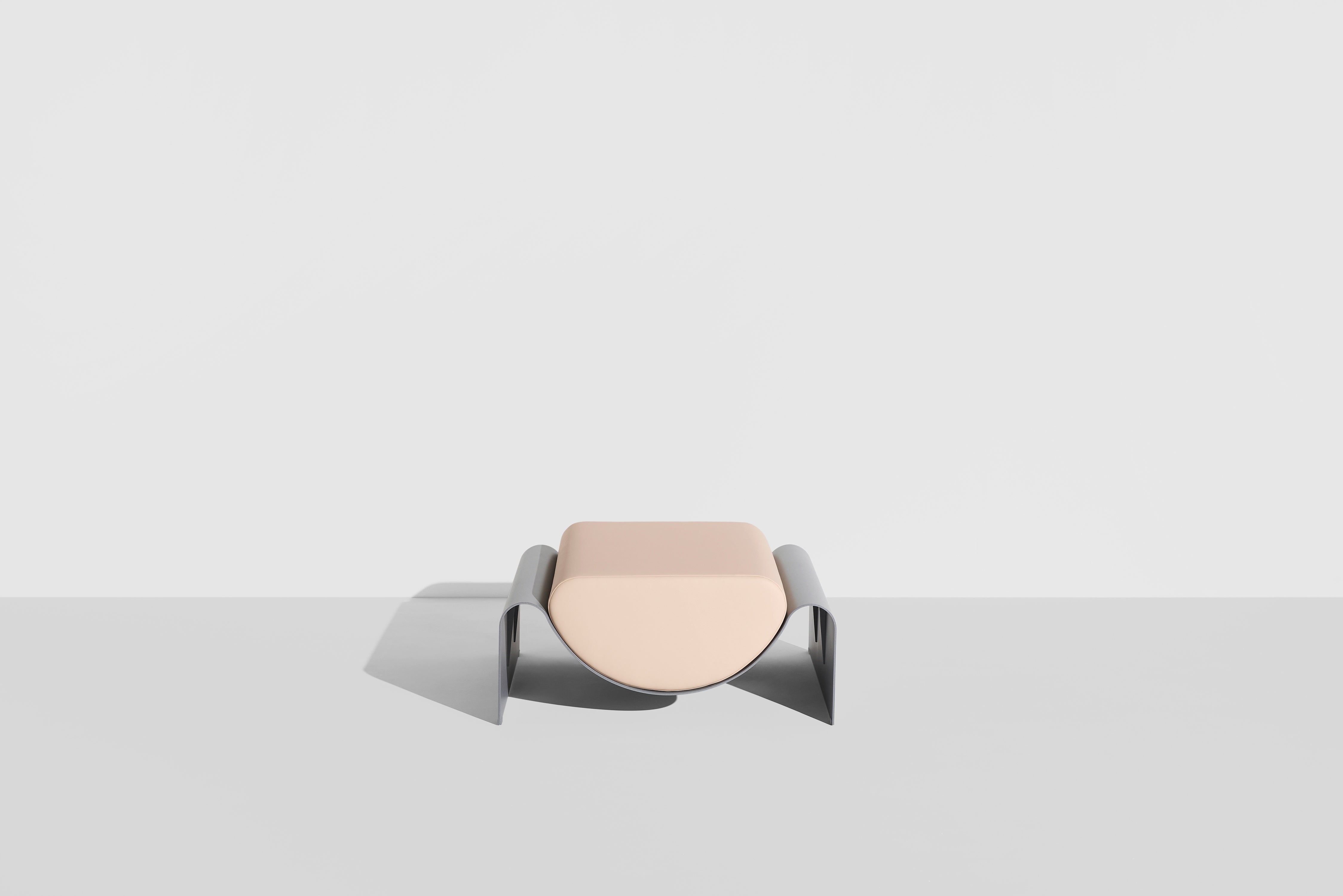 Puf ECLIPSE grijs met een beige kussen