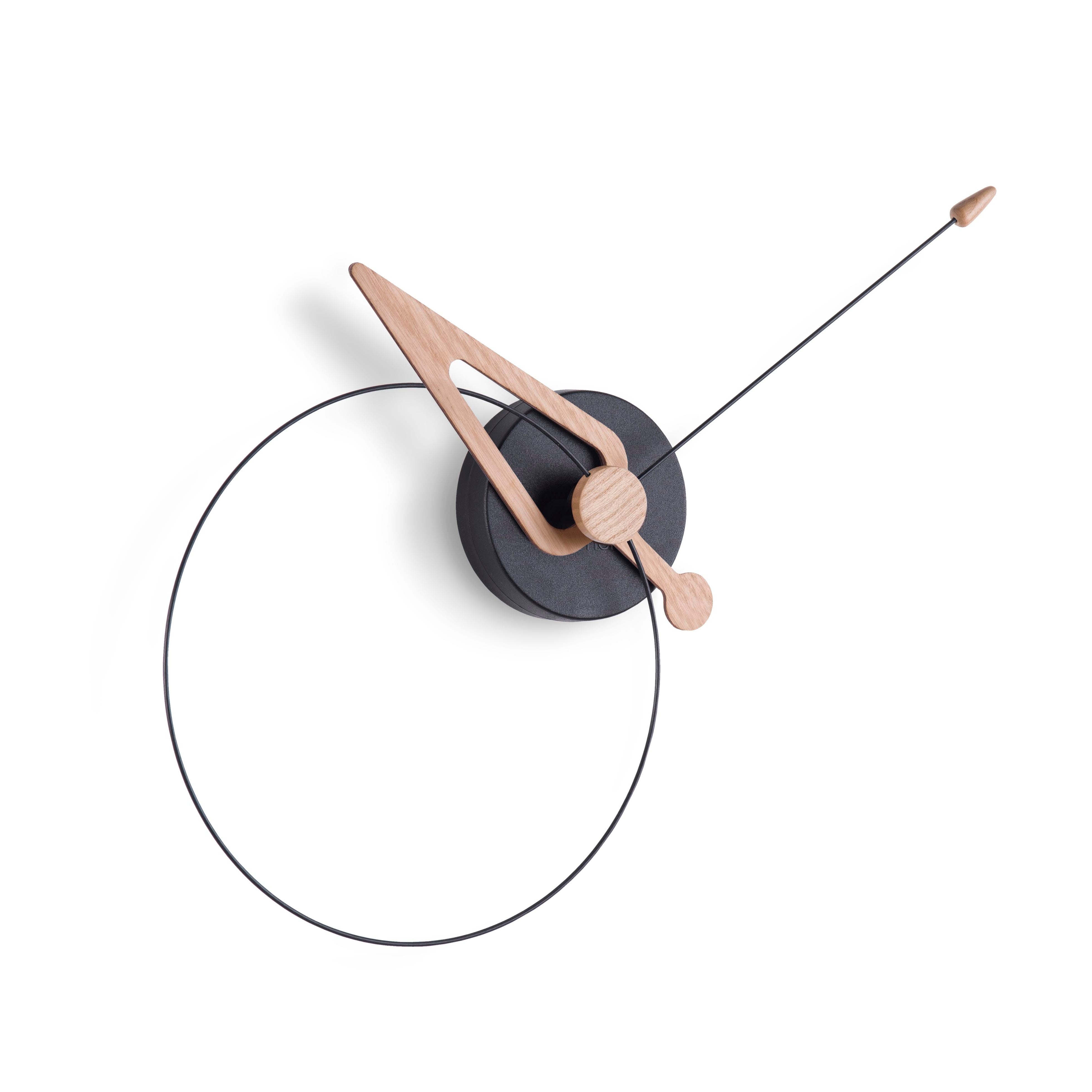 Wanduhr PICO aus Eichenholz mit Schwarz