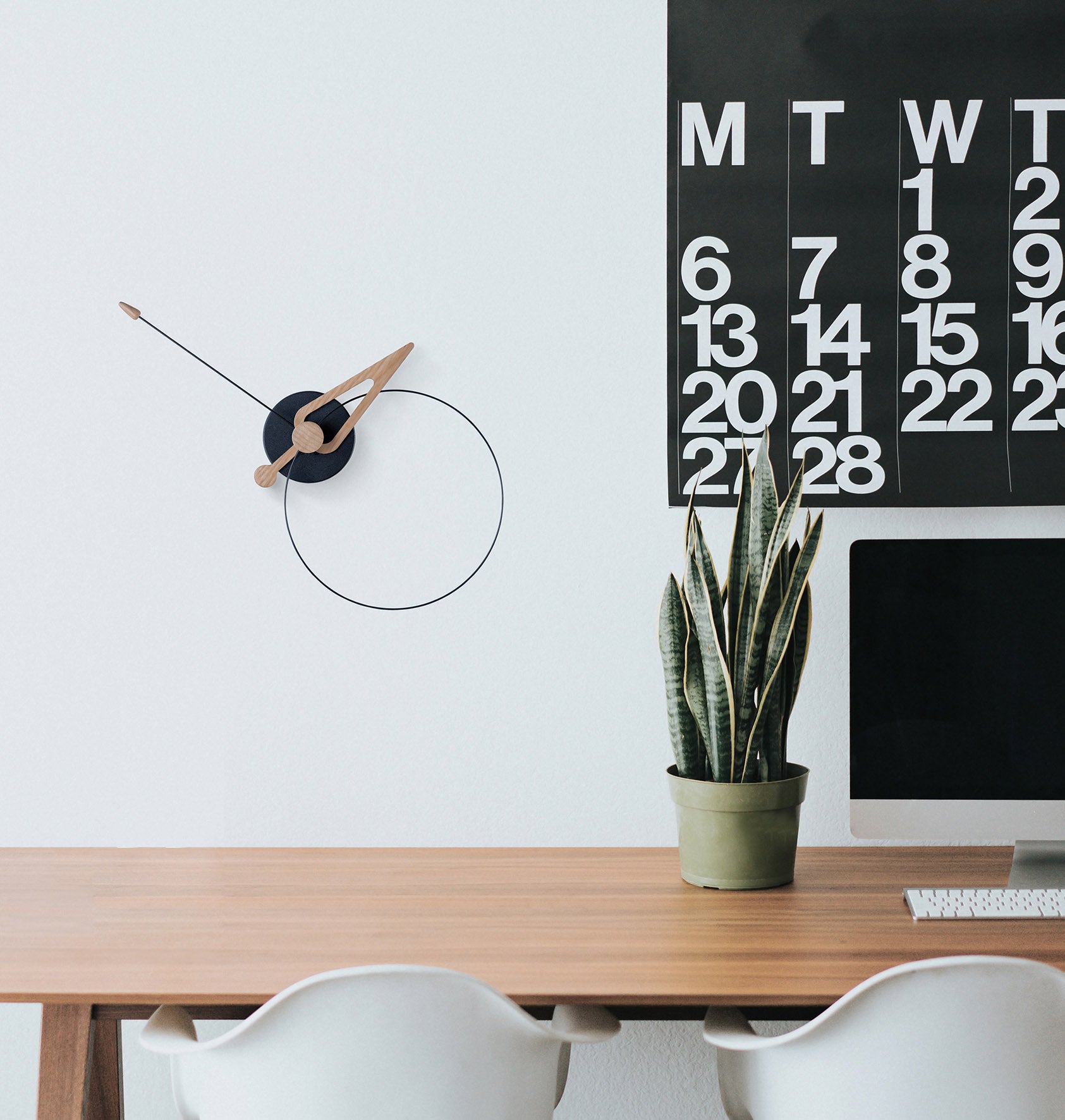 Wanduhr PICO aus Eichenholz mit Schwarz