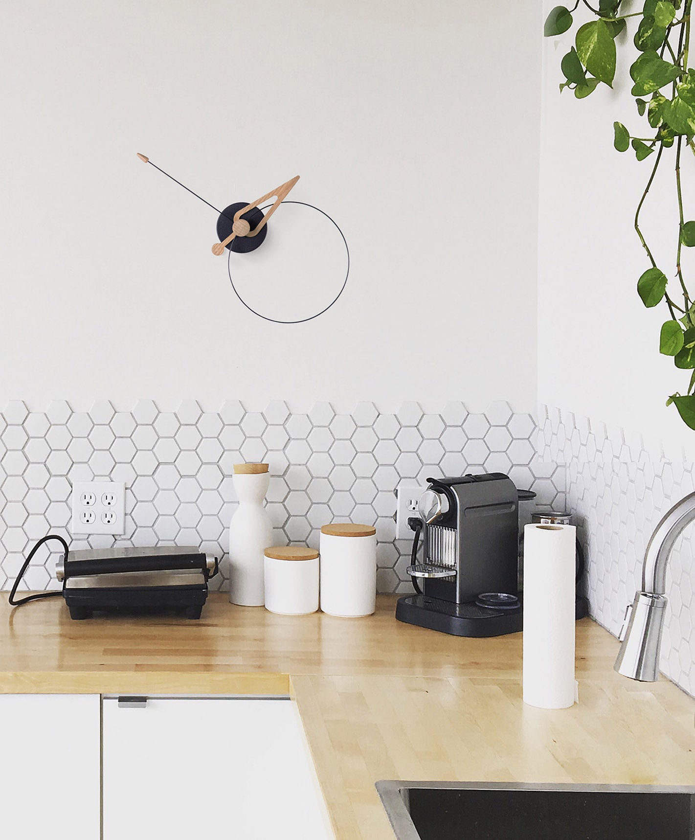 Wanduhr PICO aus Eichenholz mit Schwarz