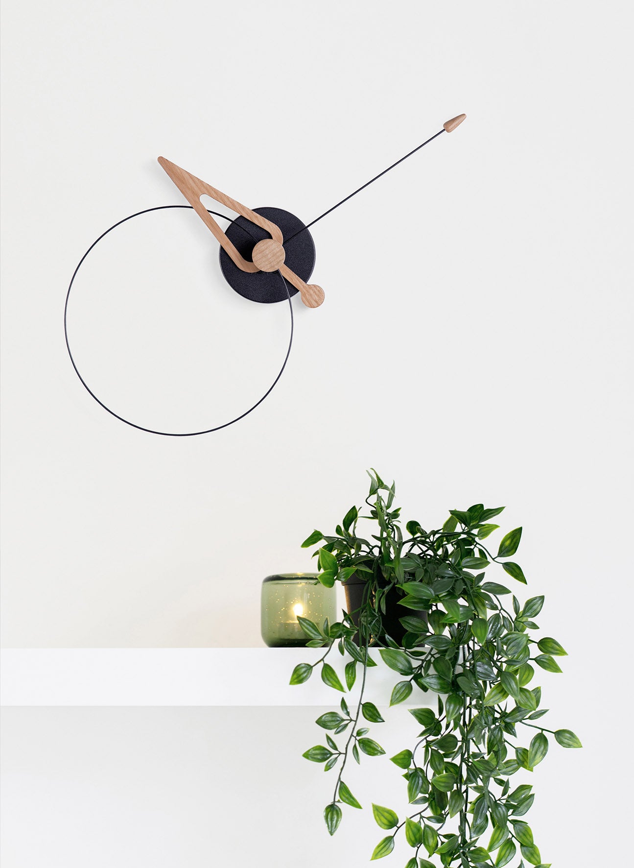 Wanduhr PICO aus Eichenholz mit Schwarz