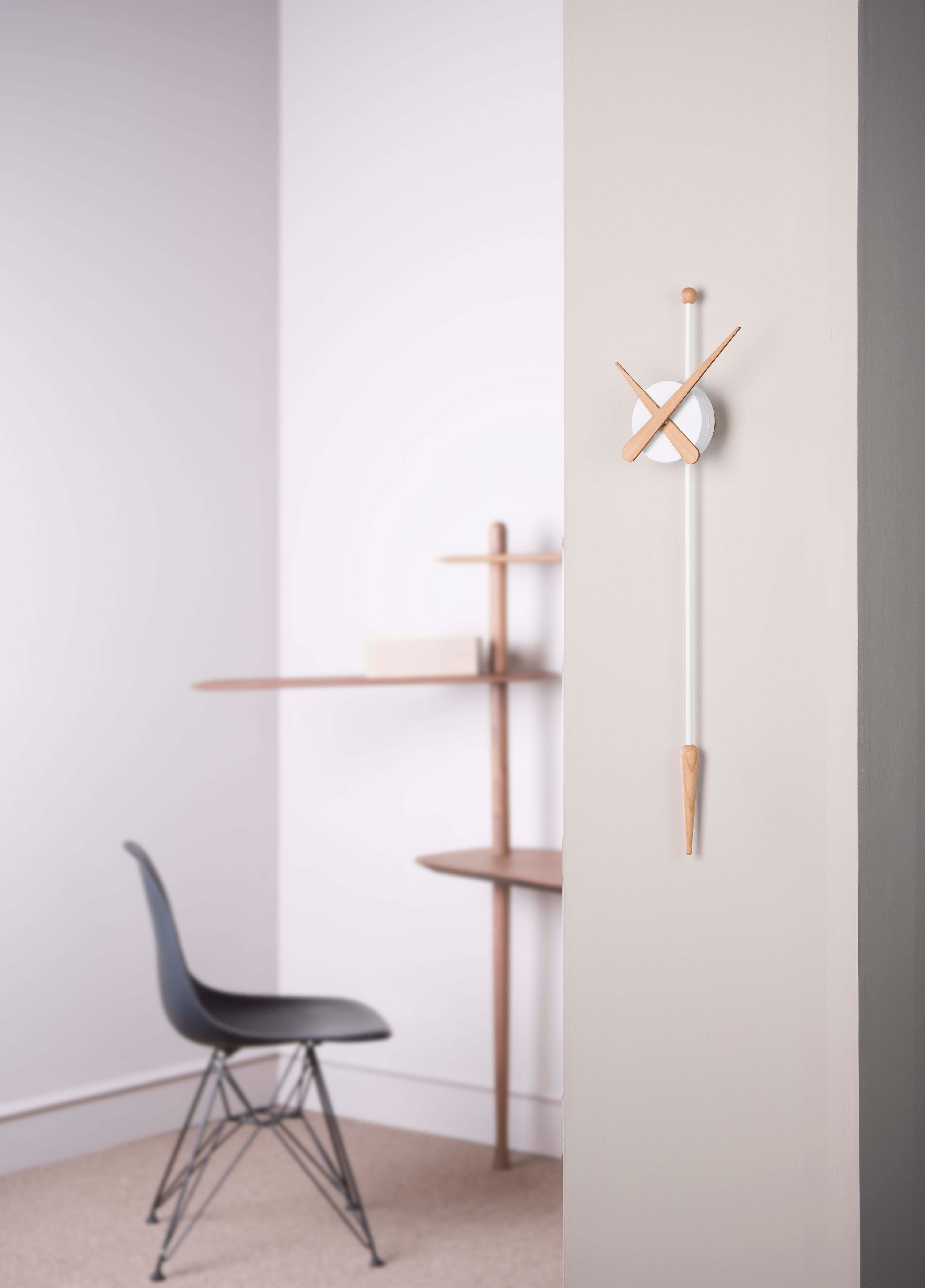 Wanduhr PUNTA aus Eichenholz mit Weiß