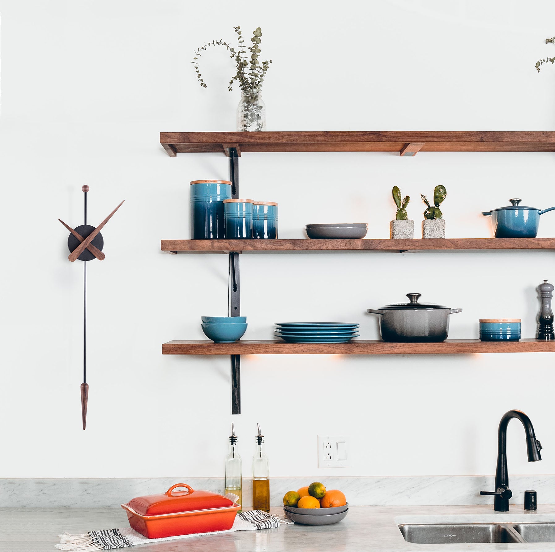 Wandklok PUNTA notenhout met zwart