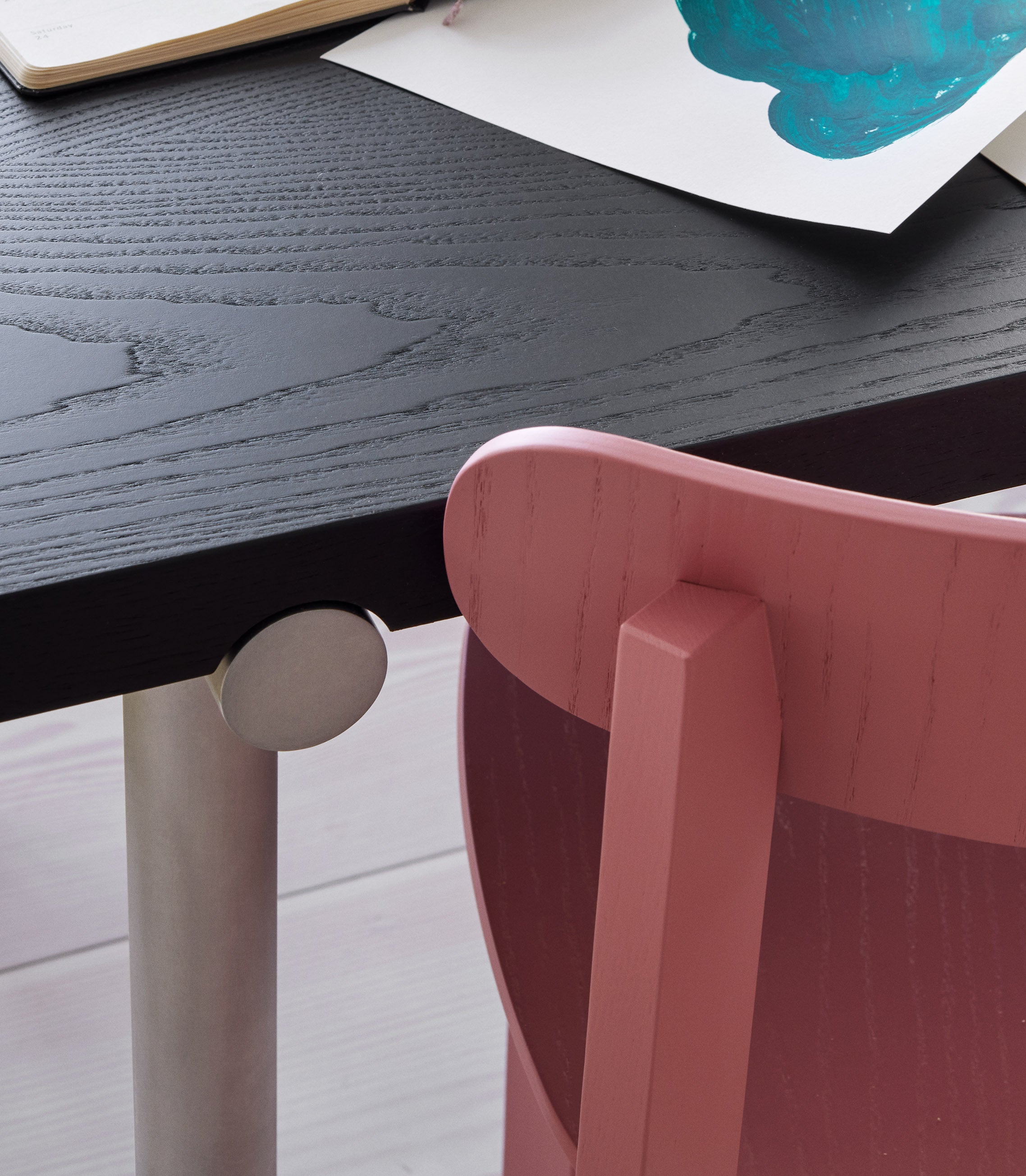 Zwarte TUBBY TUBE tafel met aluminium voet