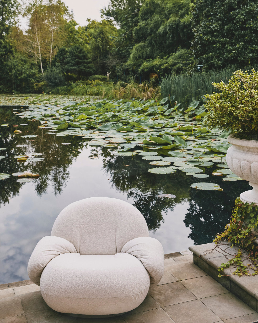 Außenstuhl mit Armlehnen PACHA gepolstert mit goldenem Fuß