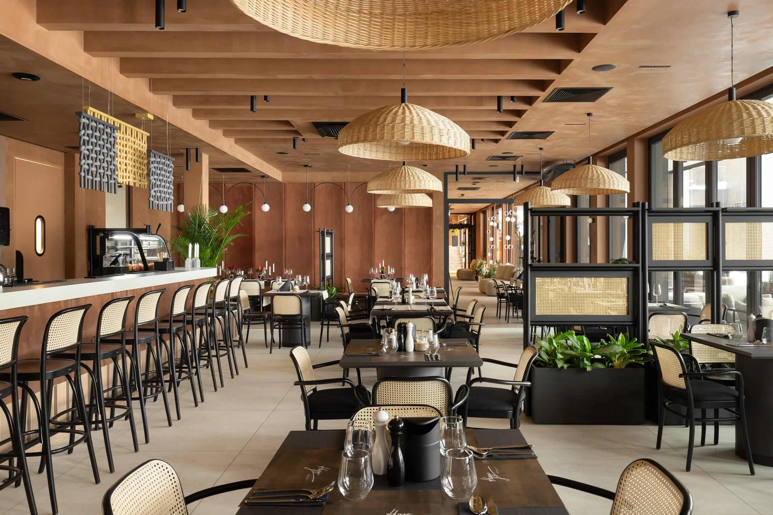 Krzesło z podłokietnikami BENKO B-8120 drewno bukowe