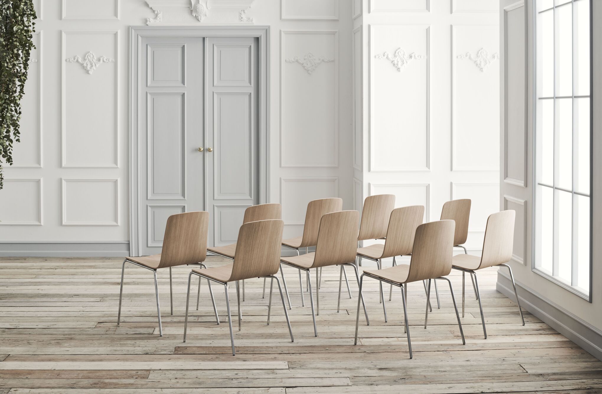 Palm chair Oak veneer with a black metal base