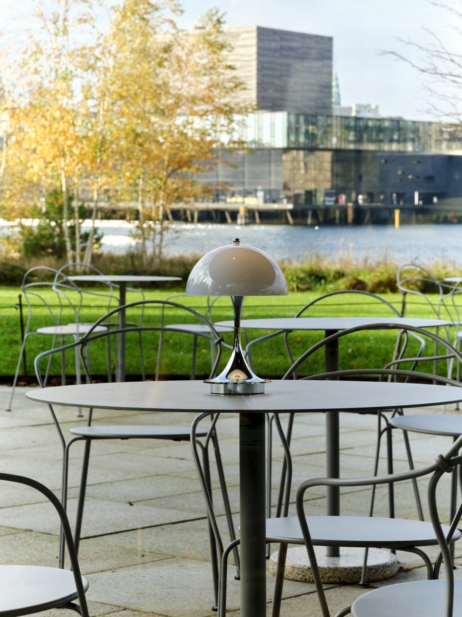 Tragbare Lampe PANTHELLA 250 beige Opal mit verchromtem Fuß