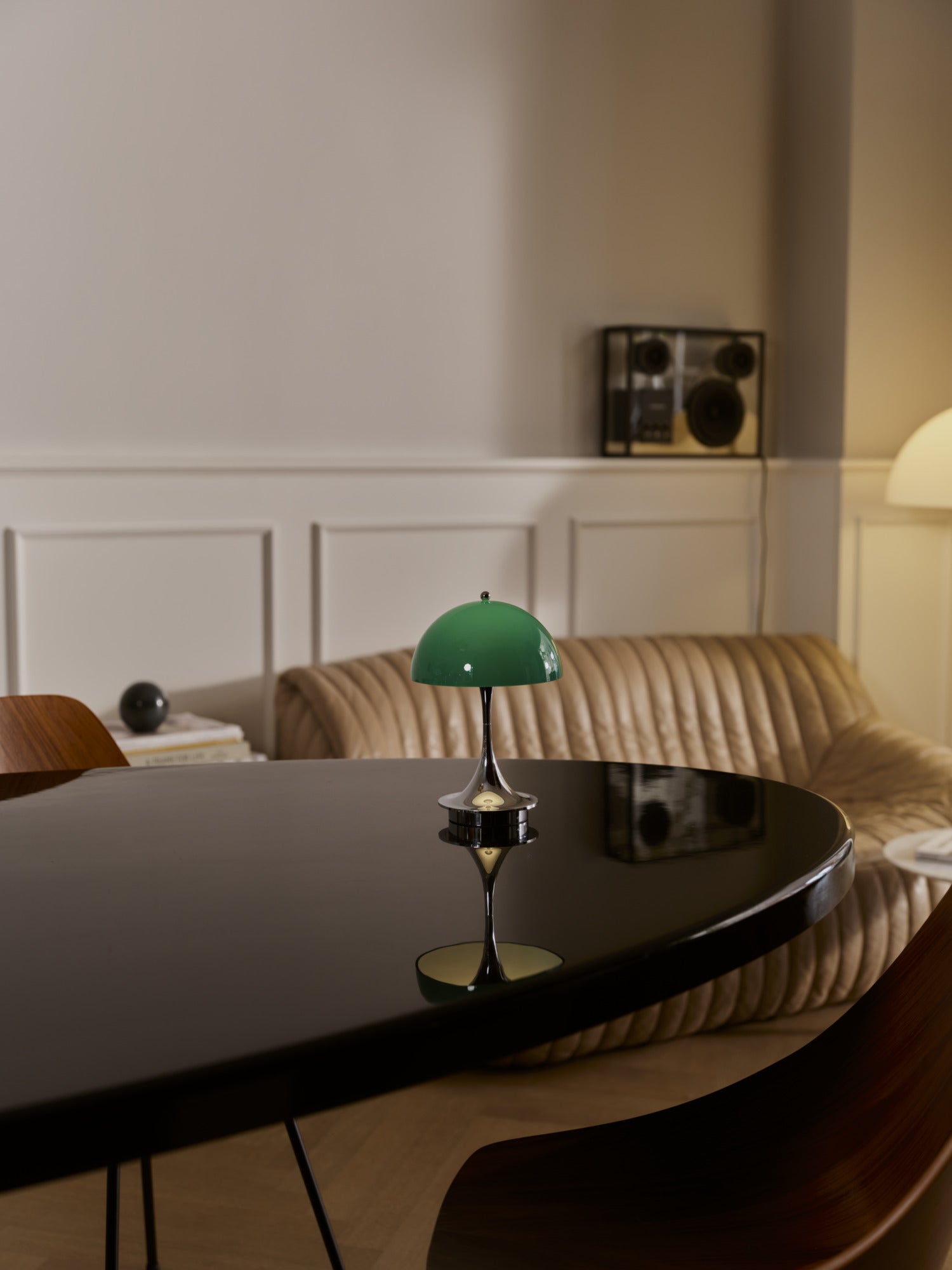 Tragbare Lampe PANTHELLA 160 grün mit verchromtem Fuß