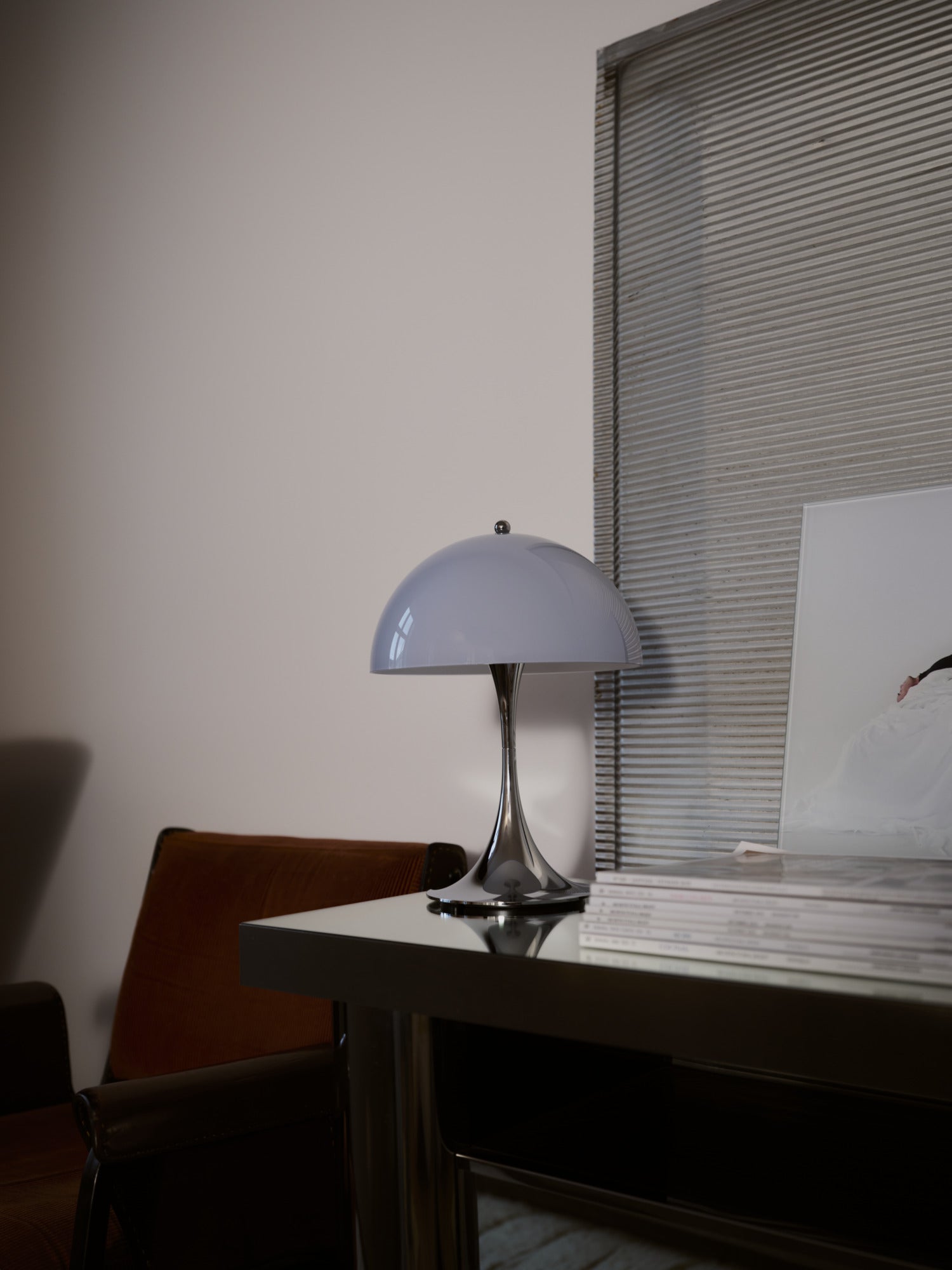 Tragbare Lampe PANTHELLA 250 grau-blau opal mit verchromtem Fuß