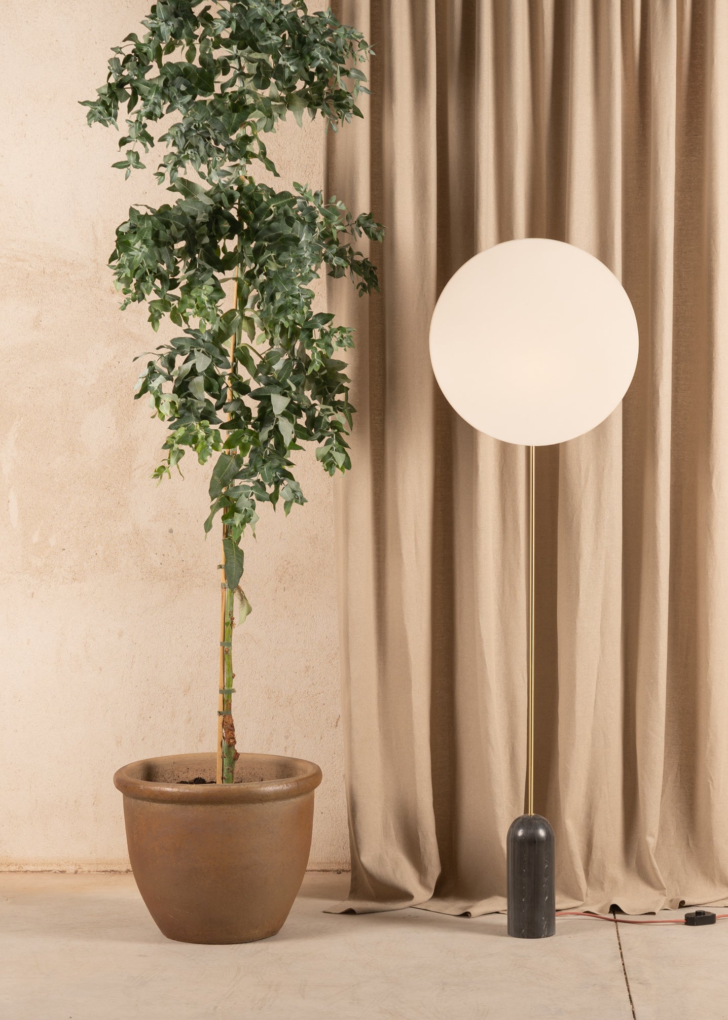Stehlampe PENDOLO schwarzer Marmor