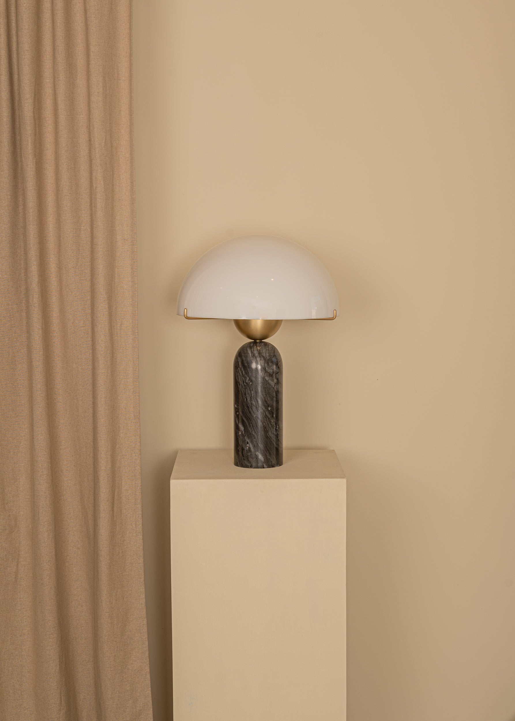 Tischlampe PEONO schwarzer Marmor