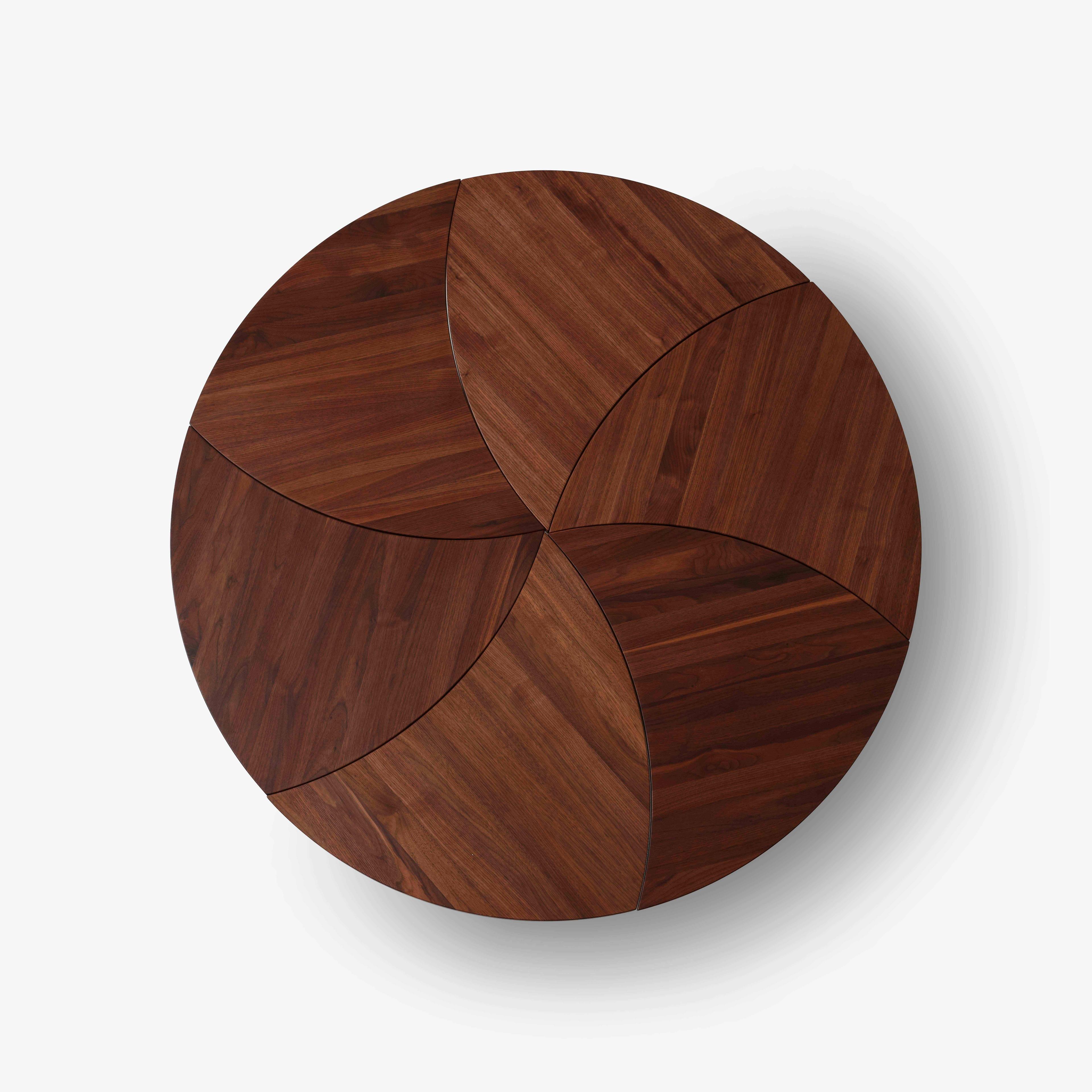 PINWHEEL HM7 bijzettafel, geolied notenhout met stalen basis