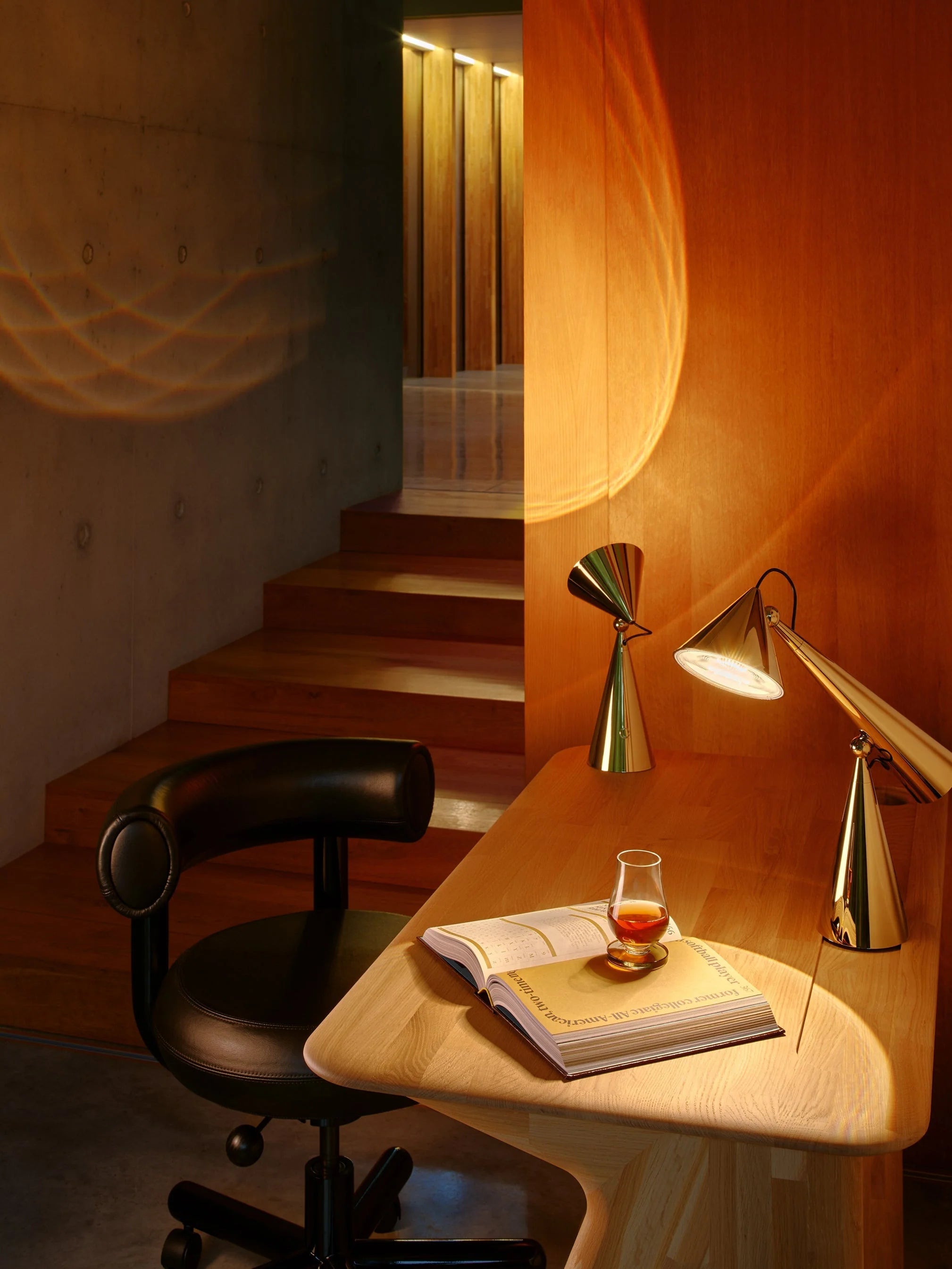 POSE table lamp gold