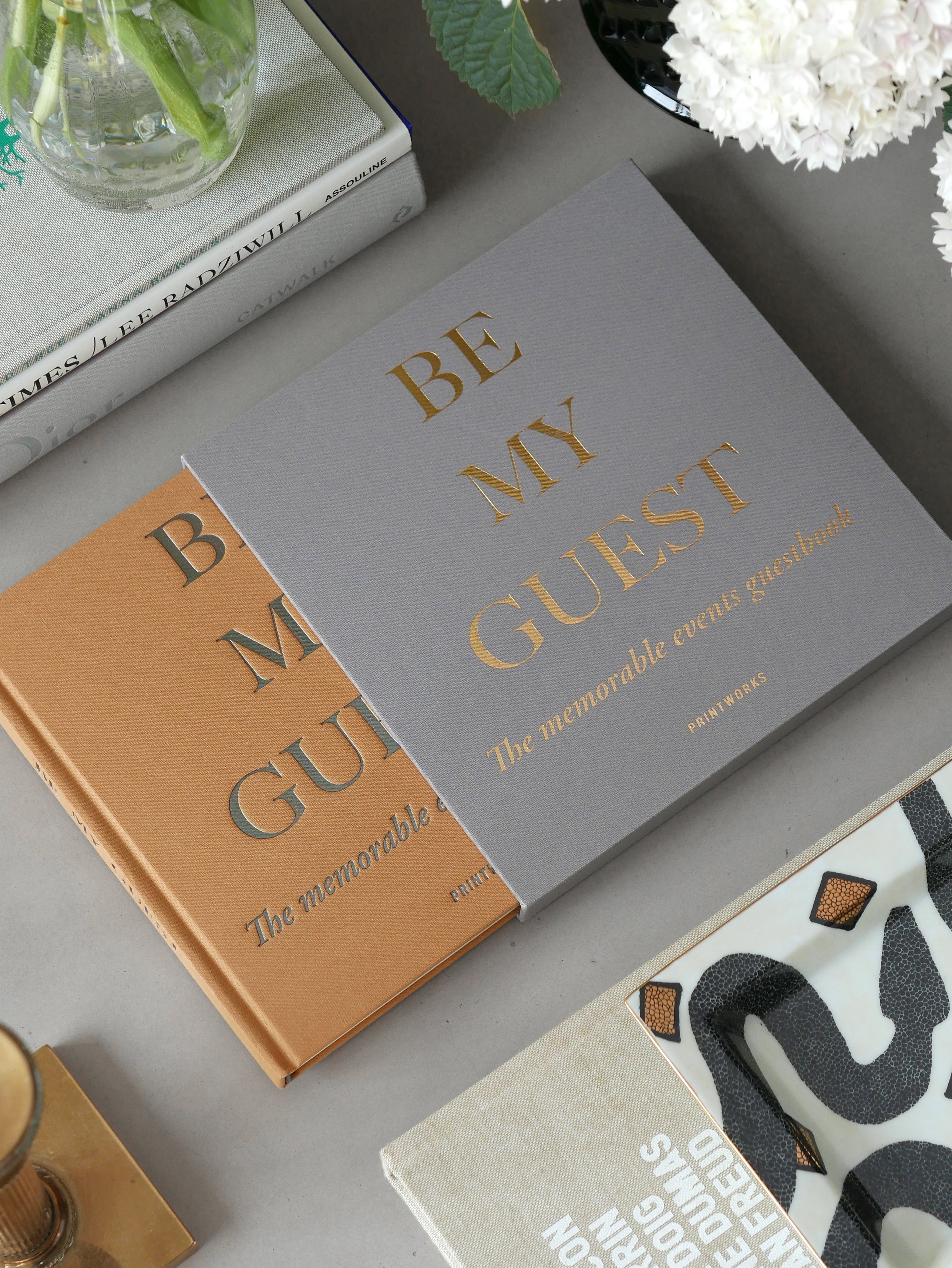 Gastenboek BE MY GUEST grijs met goud