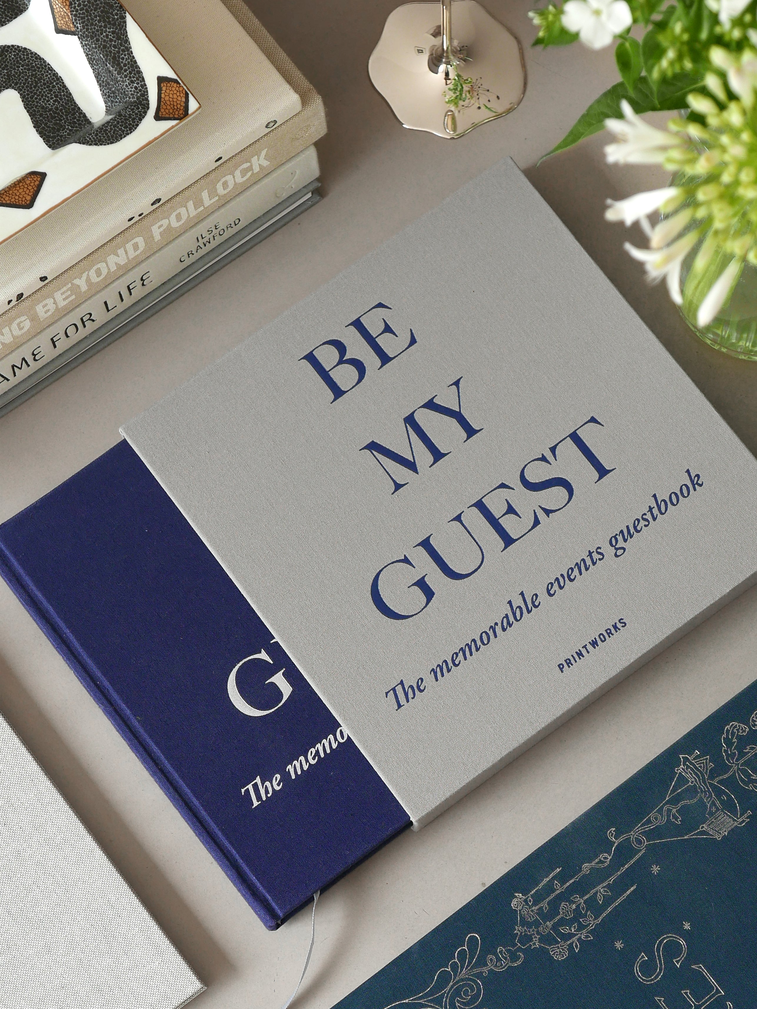 Gastenboek BE MY GUEST grijs met marineblauw