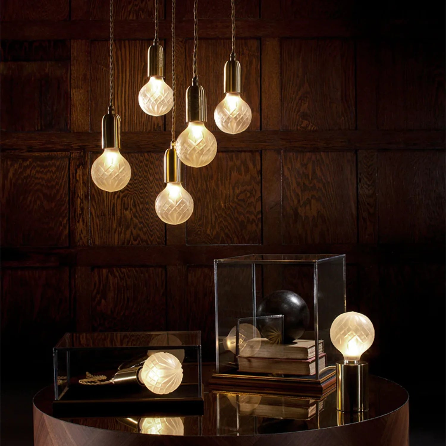 Wandlamp CRYSTAL BULB van mat glas met een kristallen afwerking en messing details.