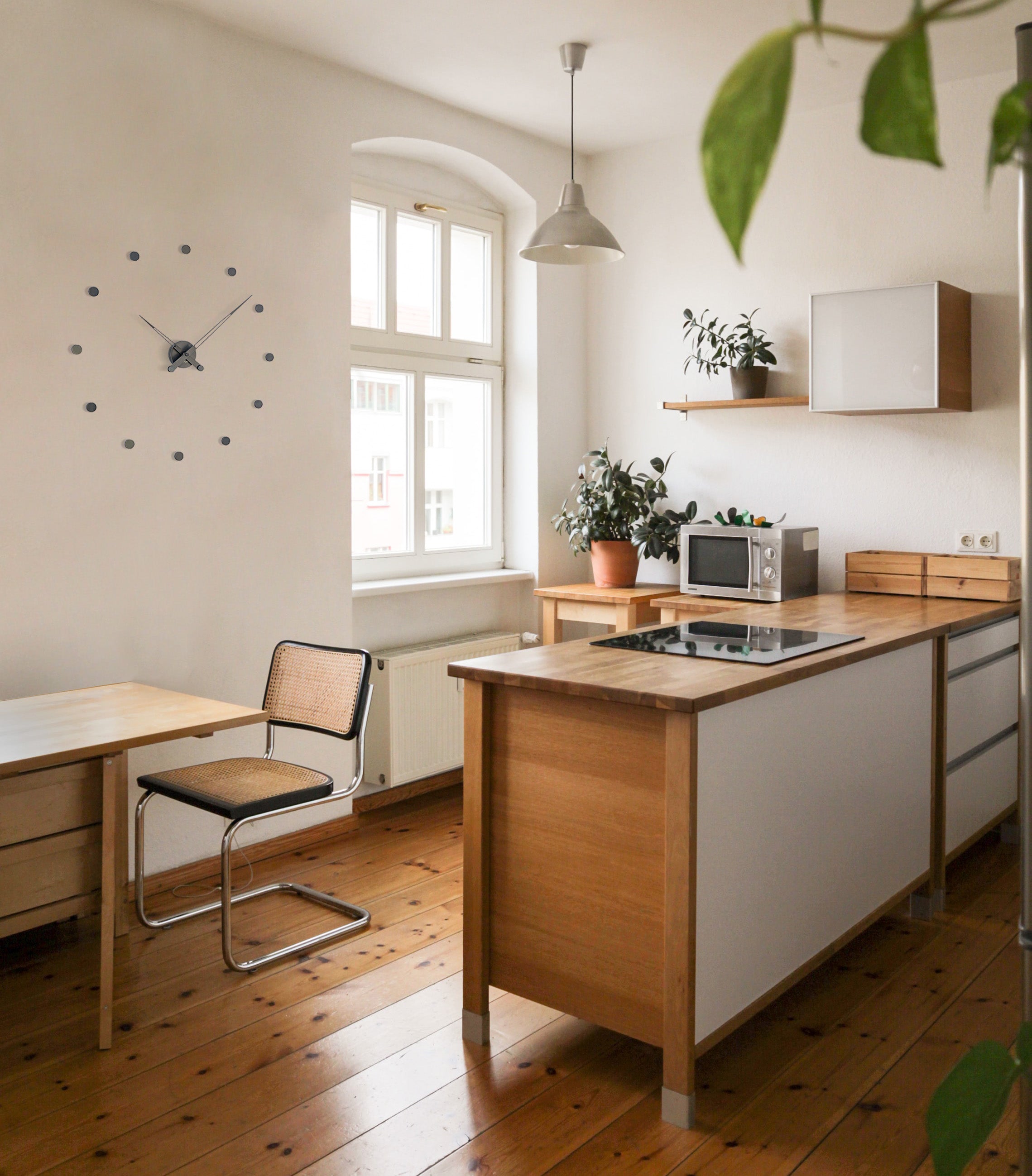 Wanduhr RODON aus Nussbaumholz mit messingfarbener Veredelung