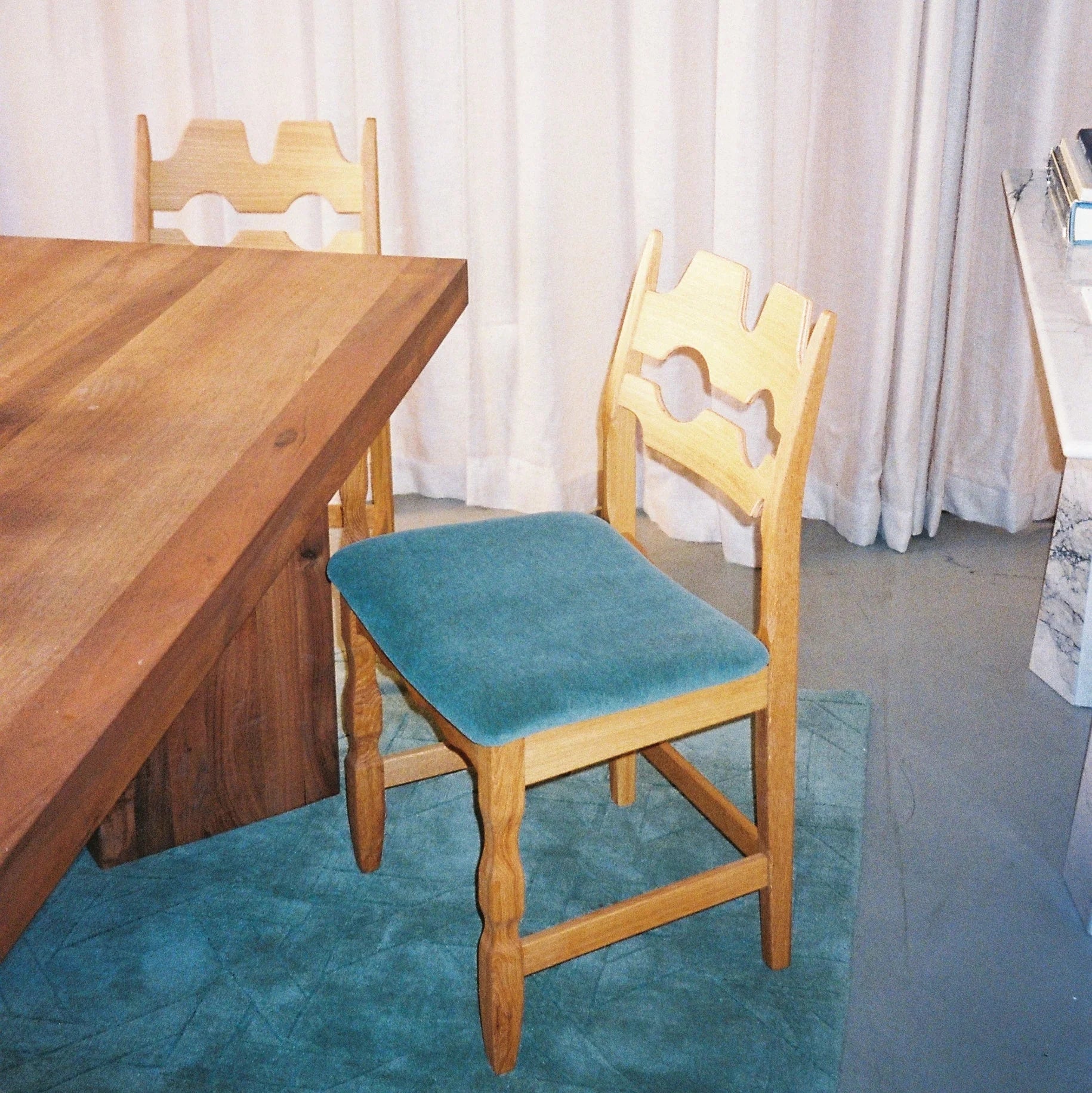 Stoel RAZOR blauw met eikenhouten basis