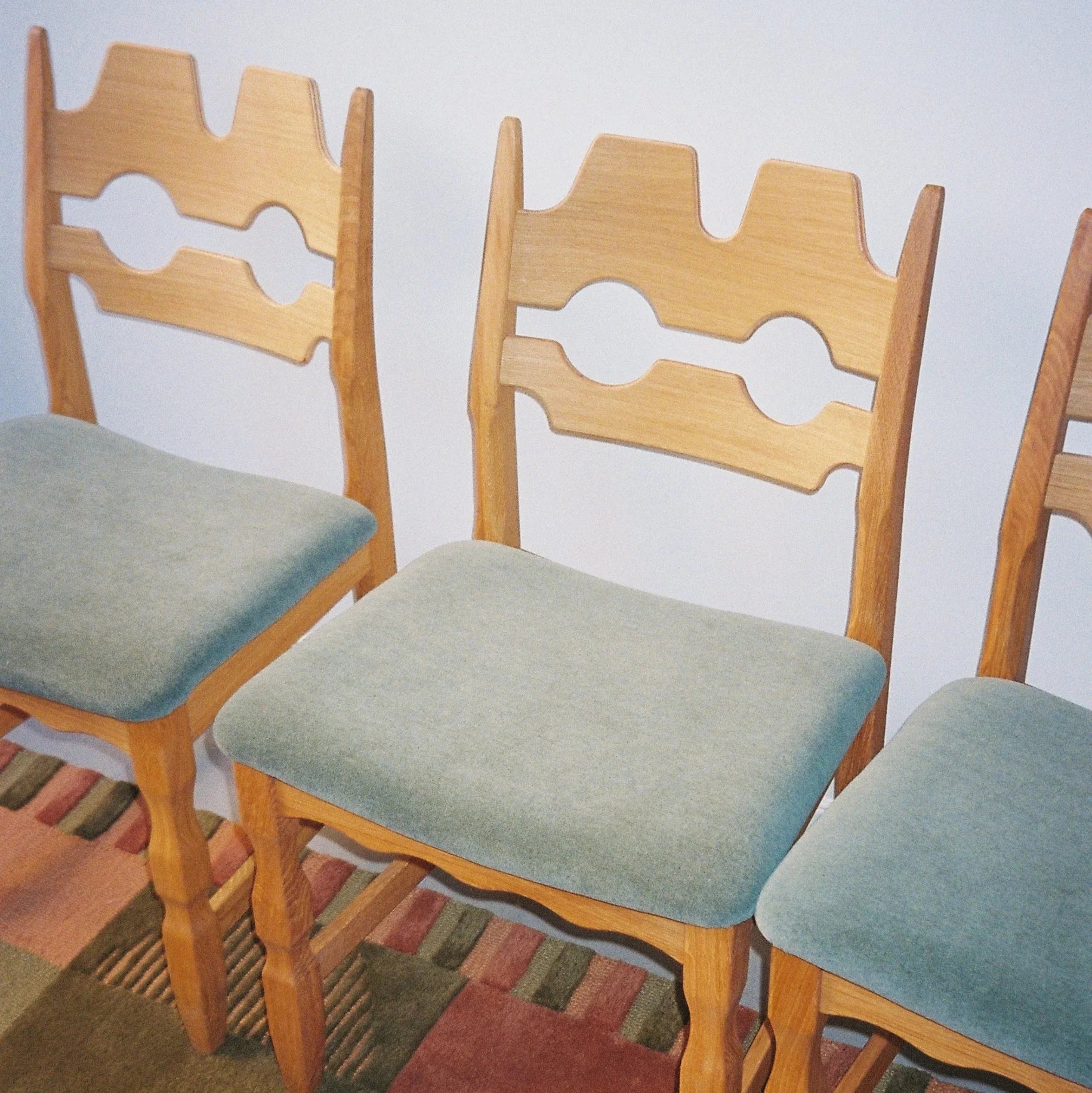 Stoel RAZOR blauw met eikenhouten basis