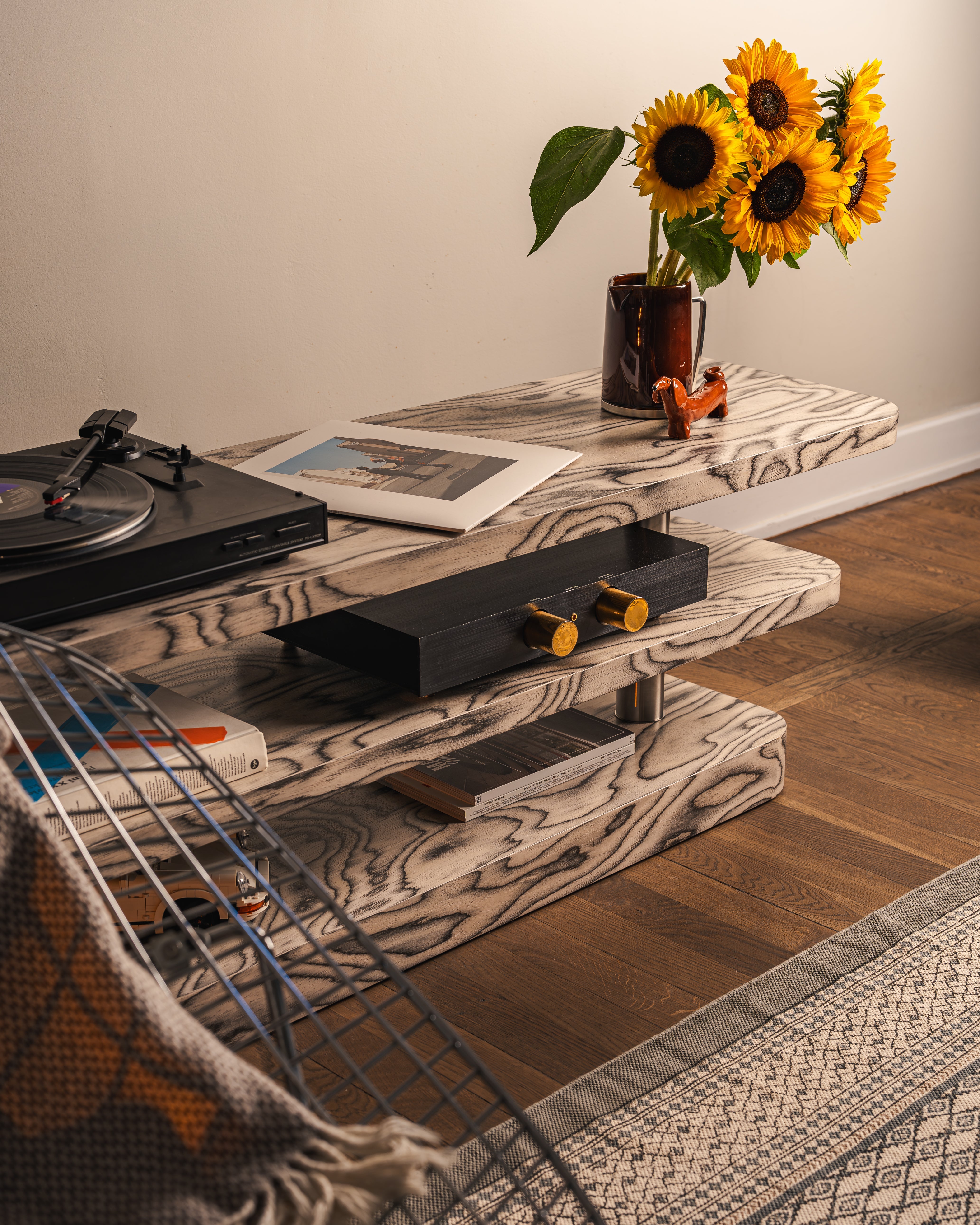 RTV-Schränke REL Furnier Sottsass mit stählernen Elementen