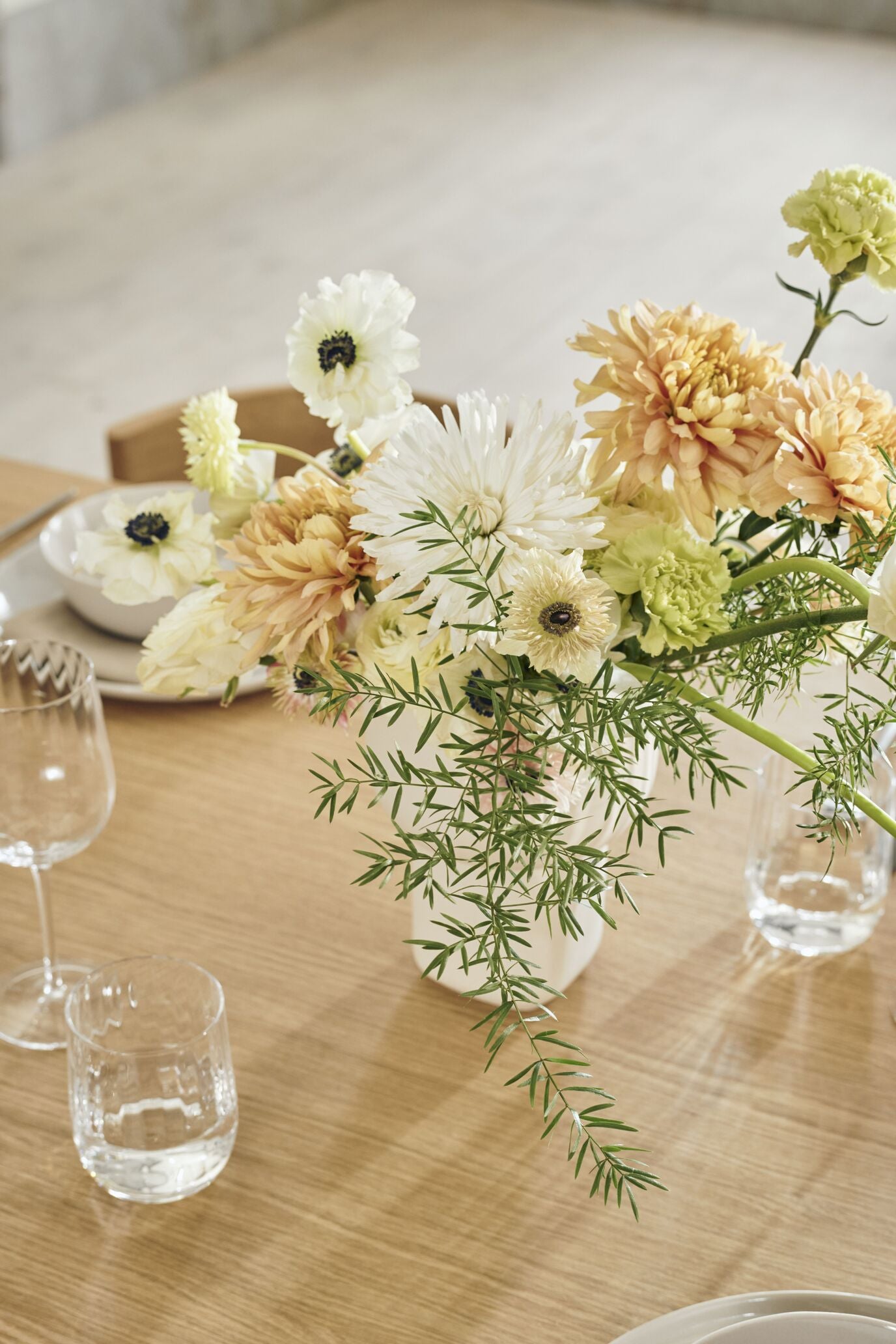 Uitschuifbare tafel RONYA gebleekt eikenfineer met een gebleekte basis