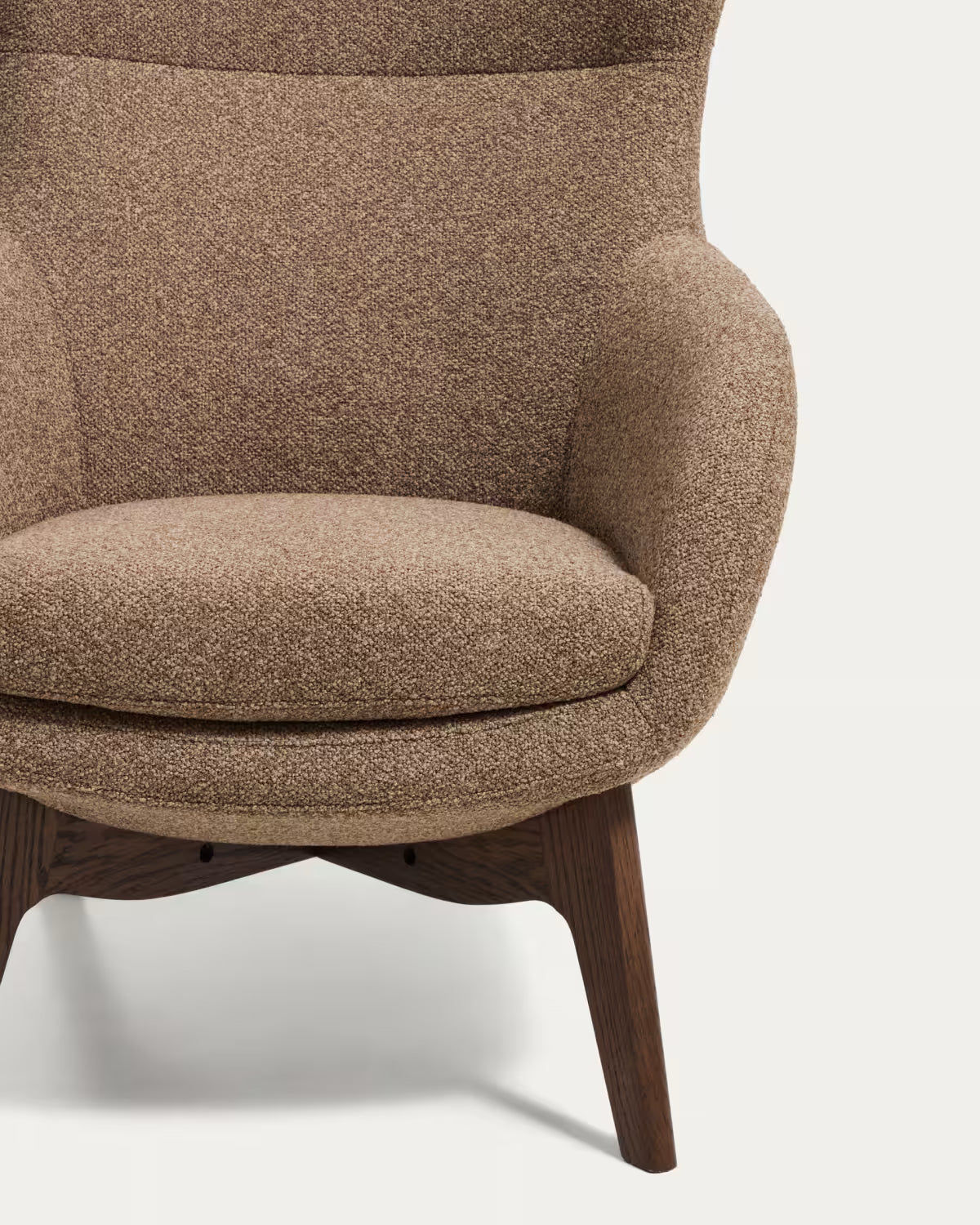 Fauteuil ADIRAN lichtbruin chenille met een donkere eiken basis