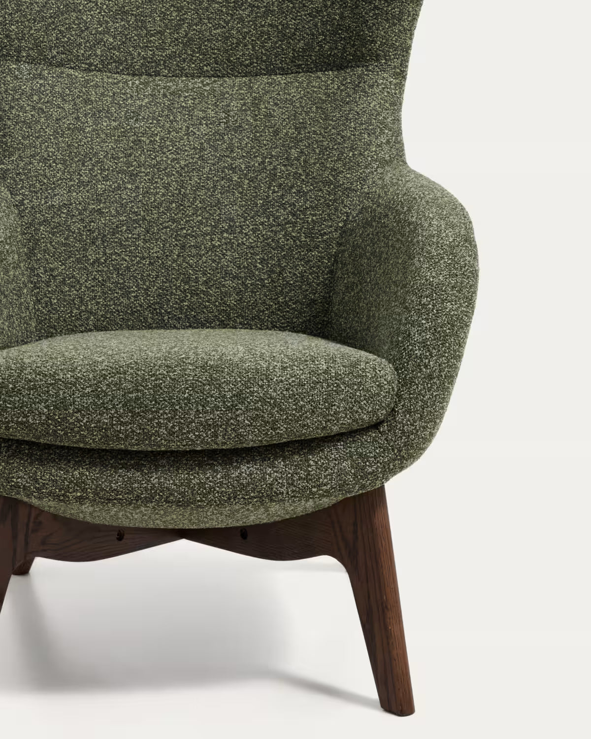 Fauteuil ADIRAN groen chenille met een donkere eiken basis