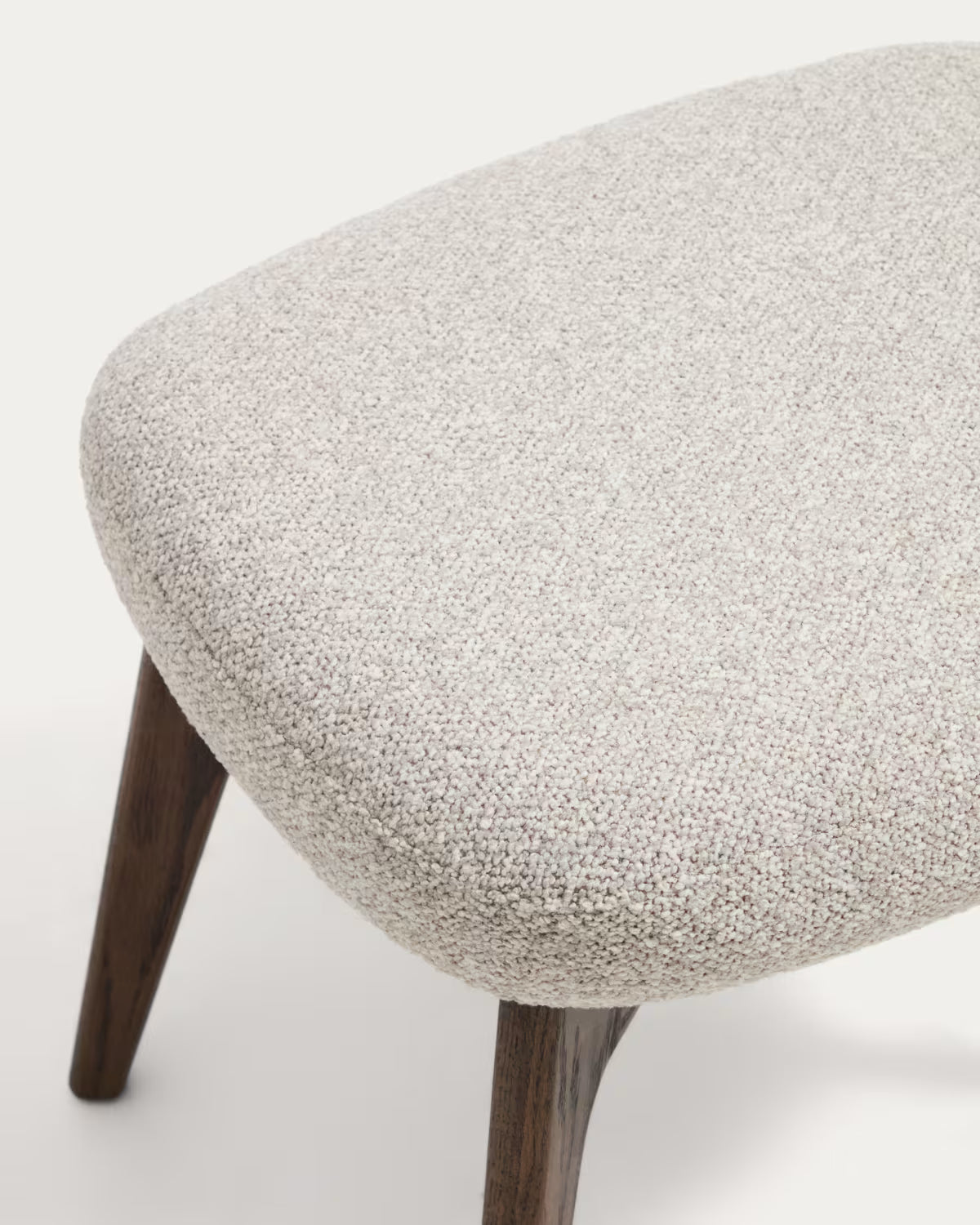 ADIRAN poef in jansobeige chenille met een donkere eiken basis