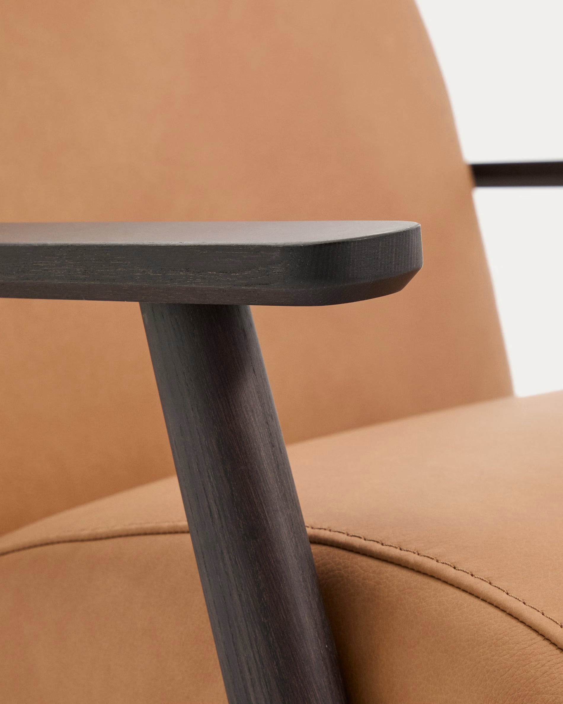 MEGHAN Armchair brown leather with black base