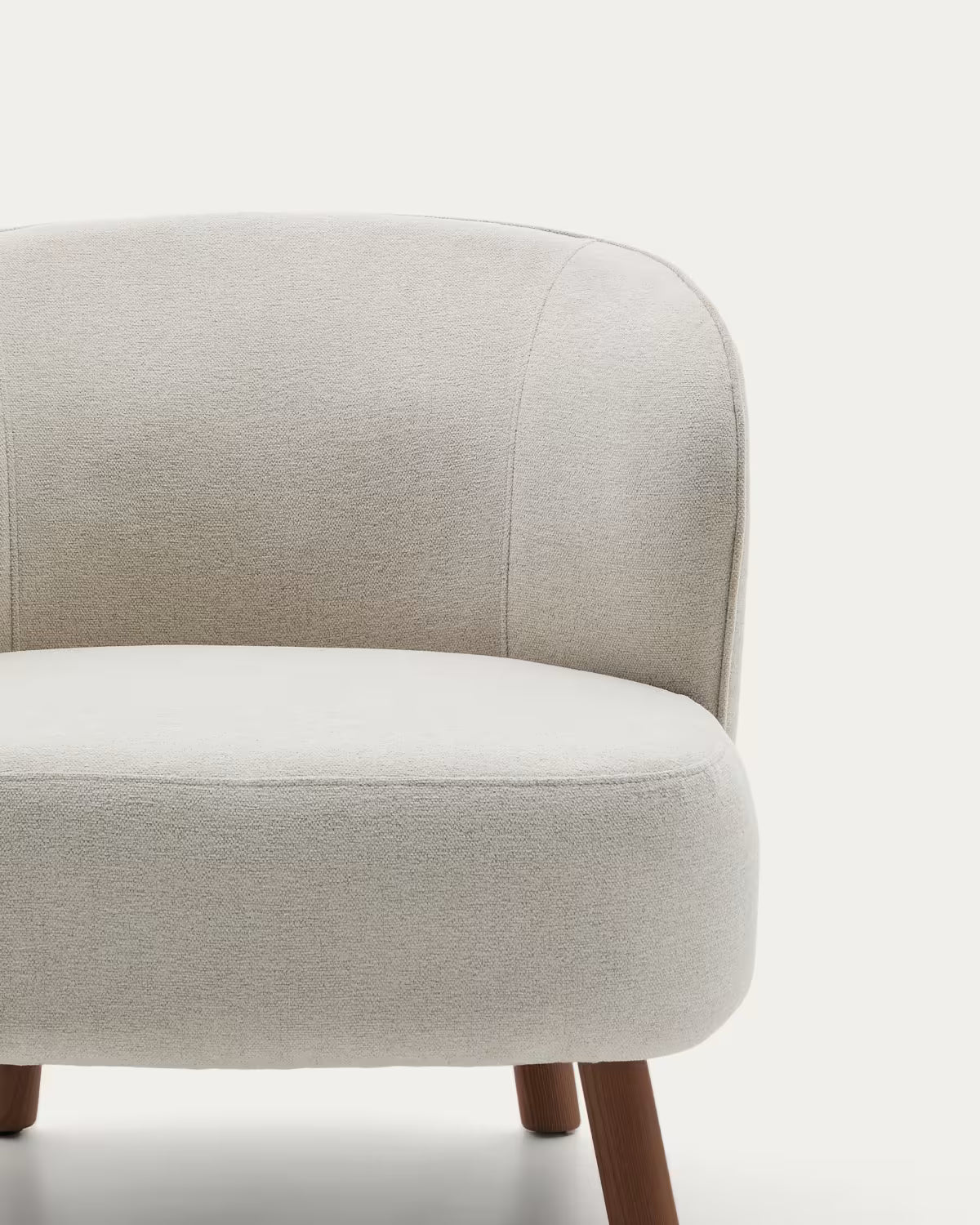 Beige ULIT fauteuil van schijnzijde met een donkere essen basis