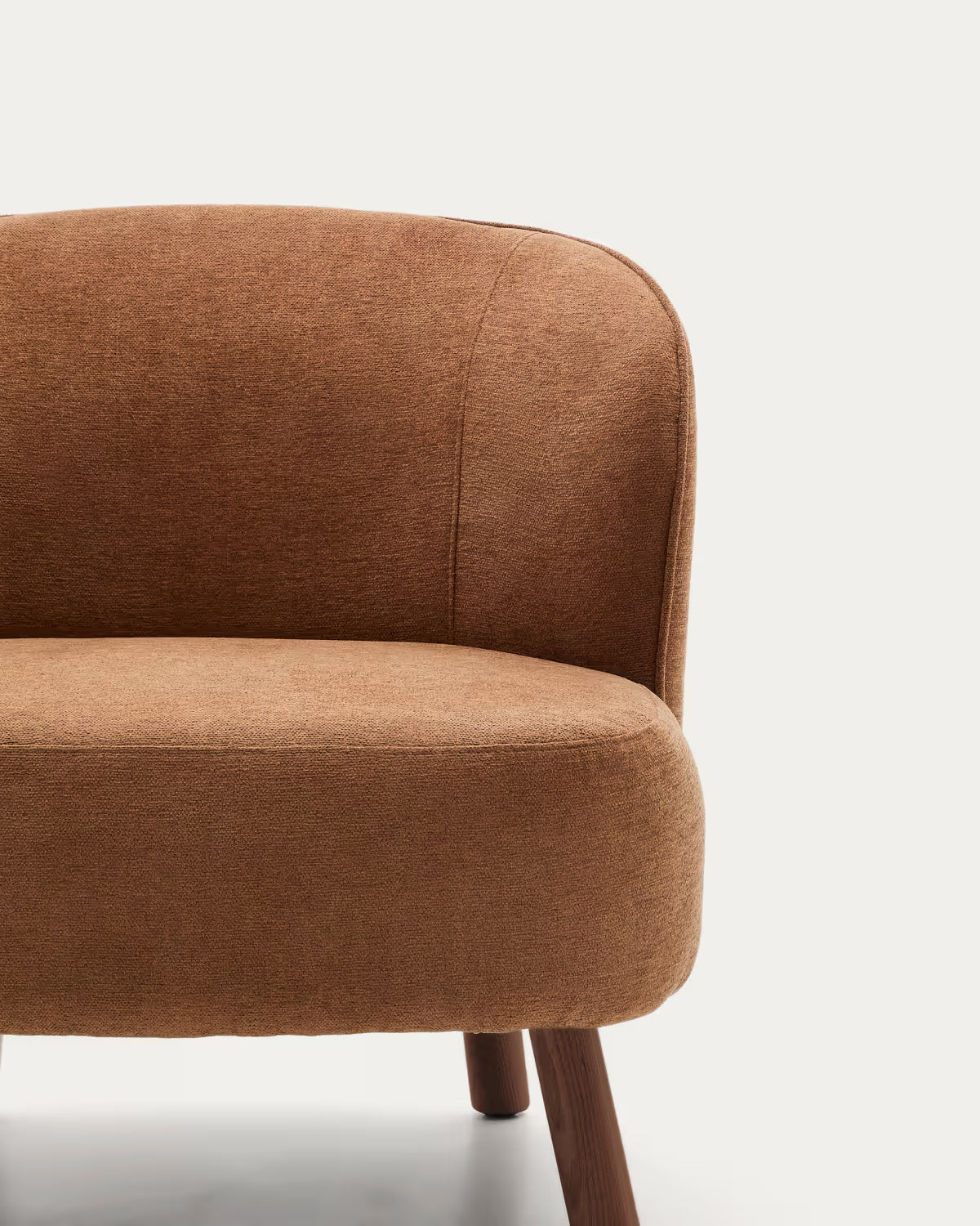 Fauteuil ULIT in baksteenrood chenille met een donkere essen basis
