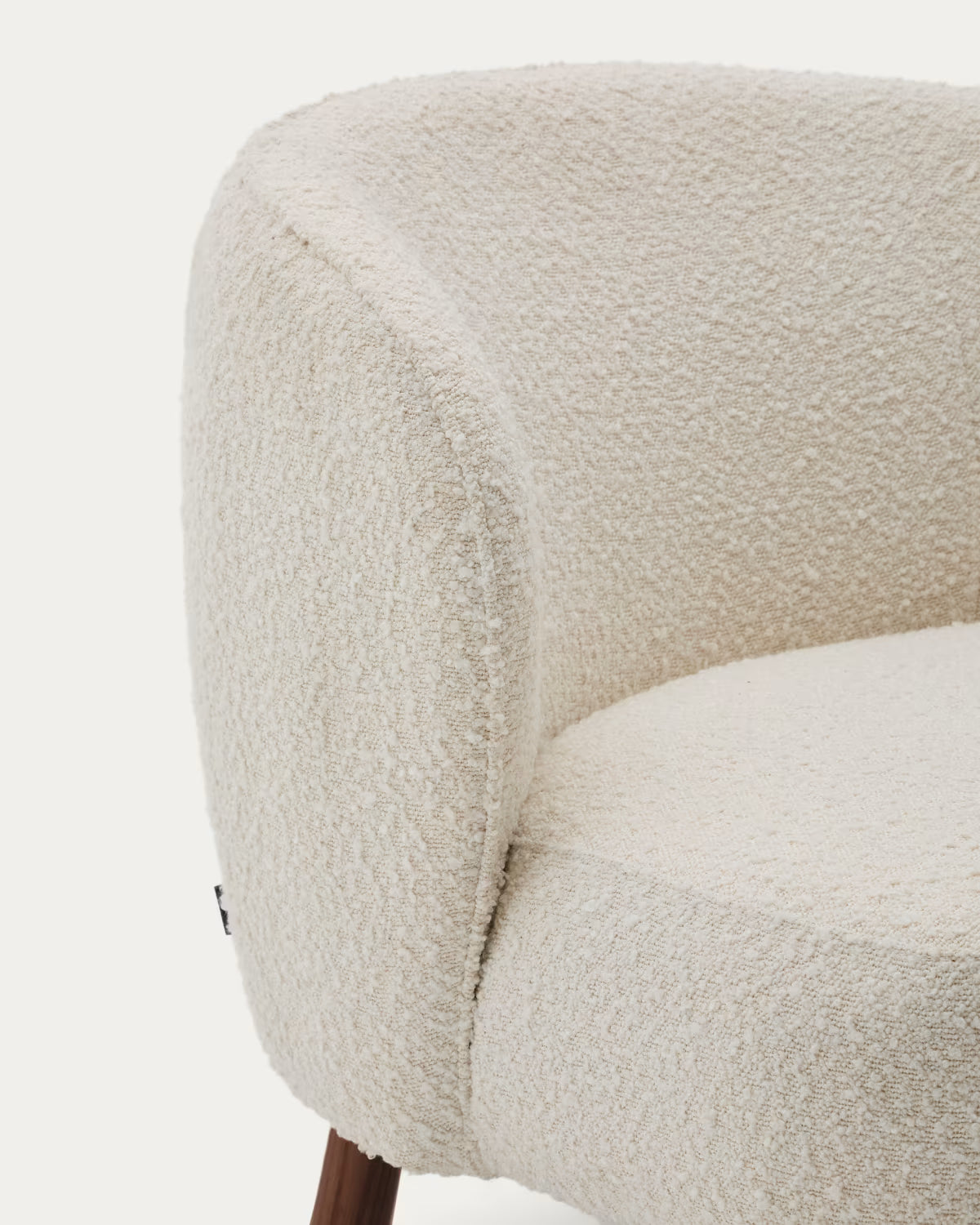 Witte schapenvacht fauteuil ULIT met een donkere essen basis
