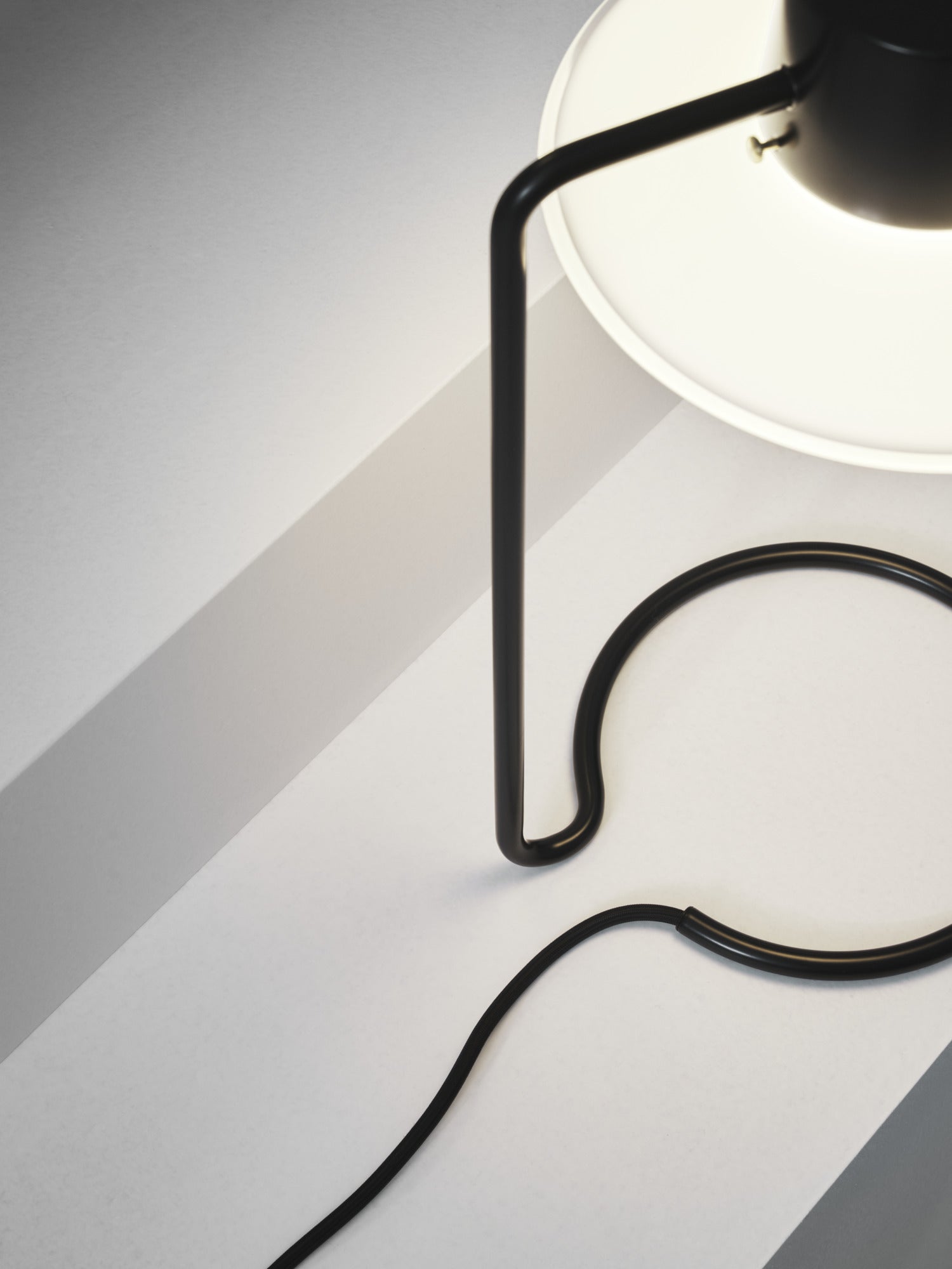 AJ OXFORD black table lamp with white finish